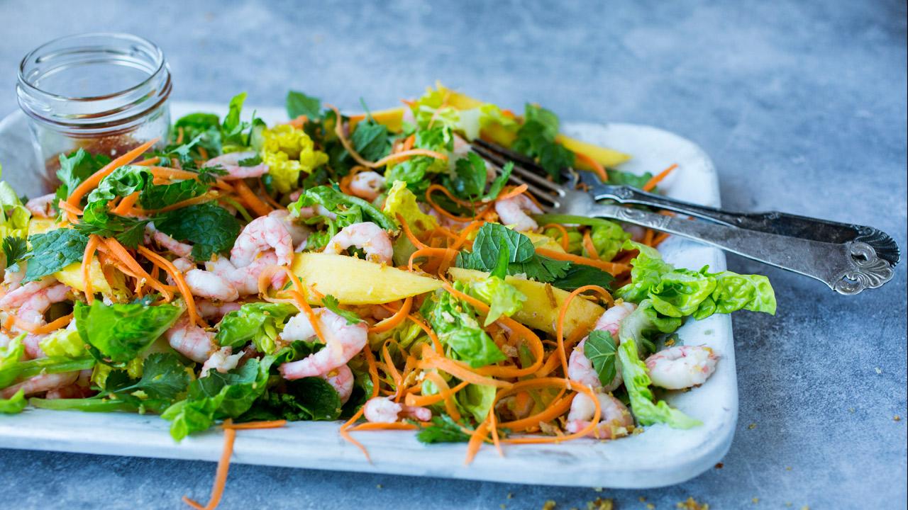 Sprø rekesalat med mango, chili og lime