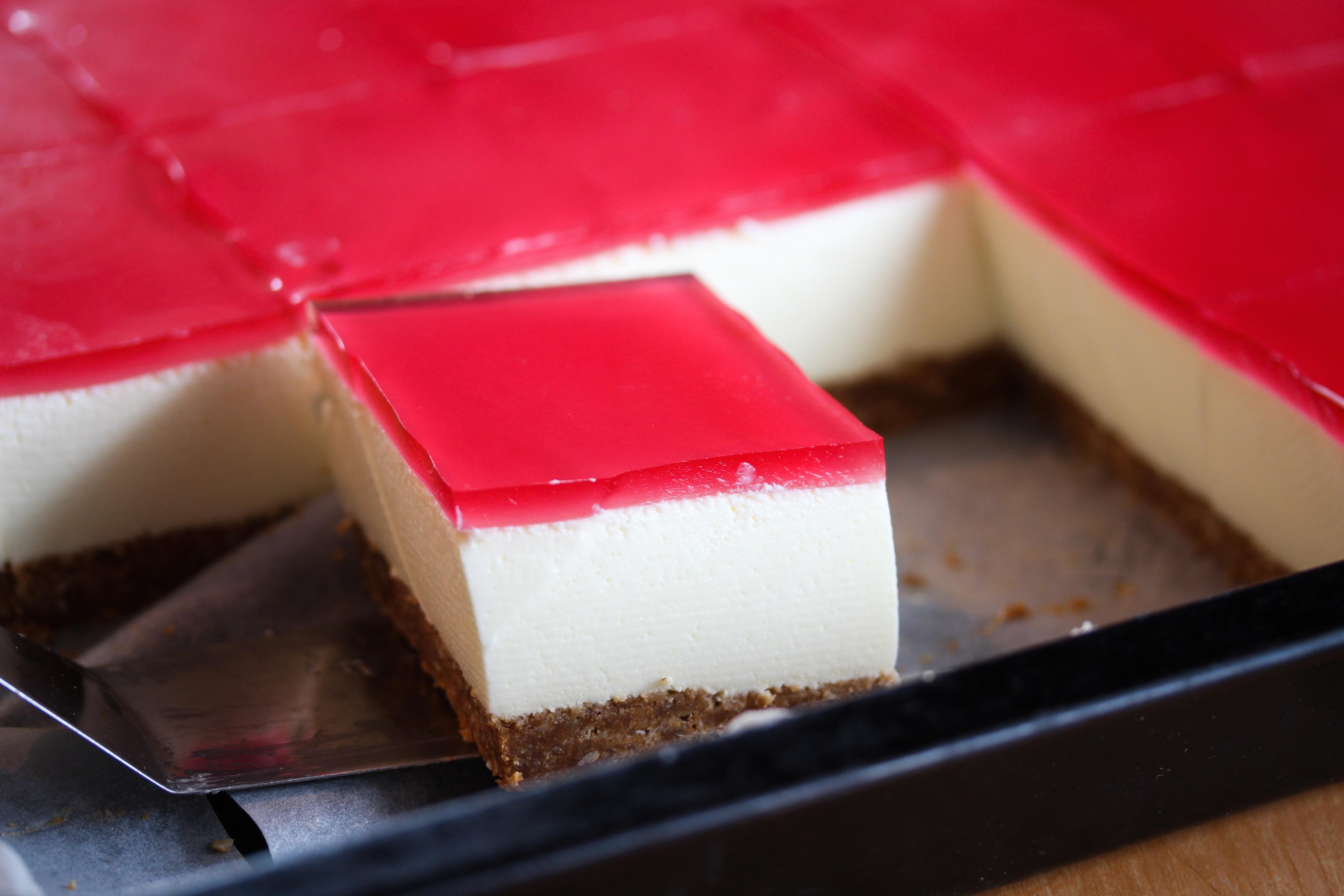 Del ostekaken opp i firkanter med en skarp kniv og løft kakestykkene ut av langpannen med en stekespade.