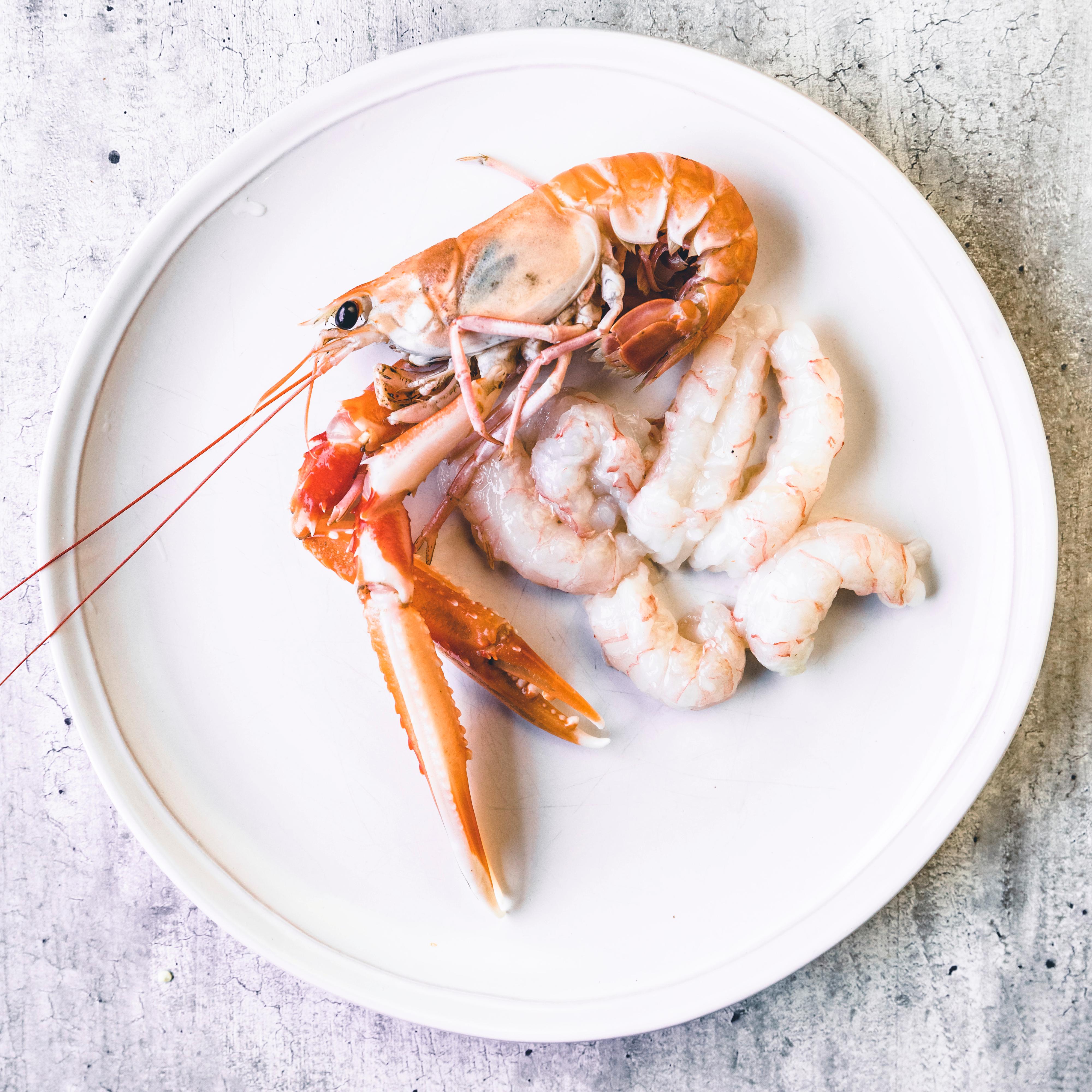 Tilsett rekene og la det hele syde i et par små minutter til. Skru ned varmen og tilsett fishsauce, limesaft og sukker. Smak deg frem til riktig balanse mellom salt, syrlig og søtt.