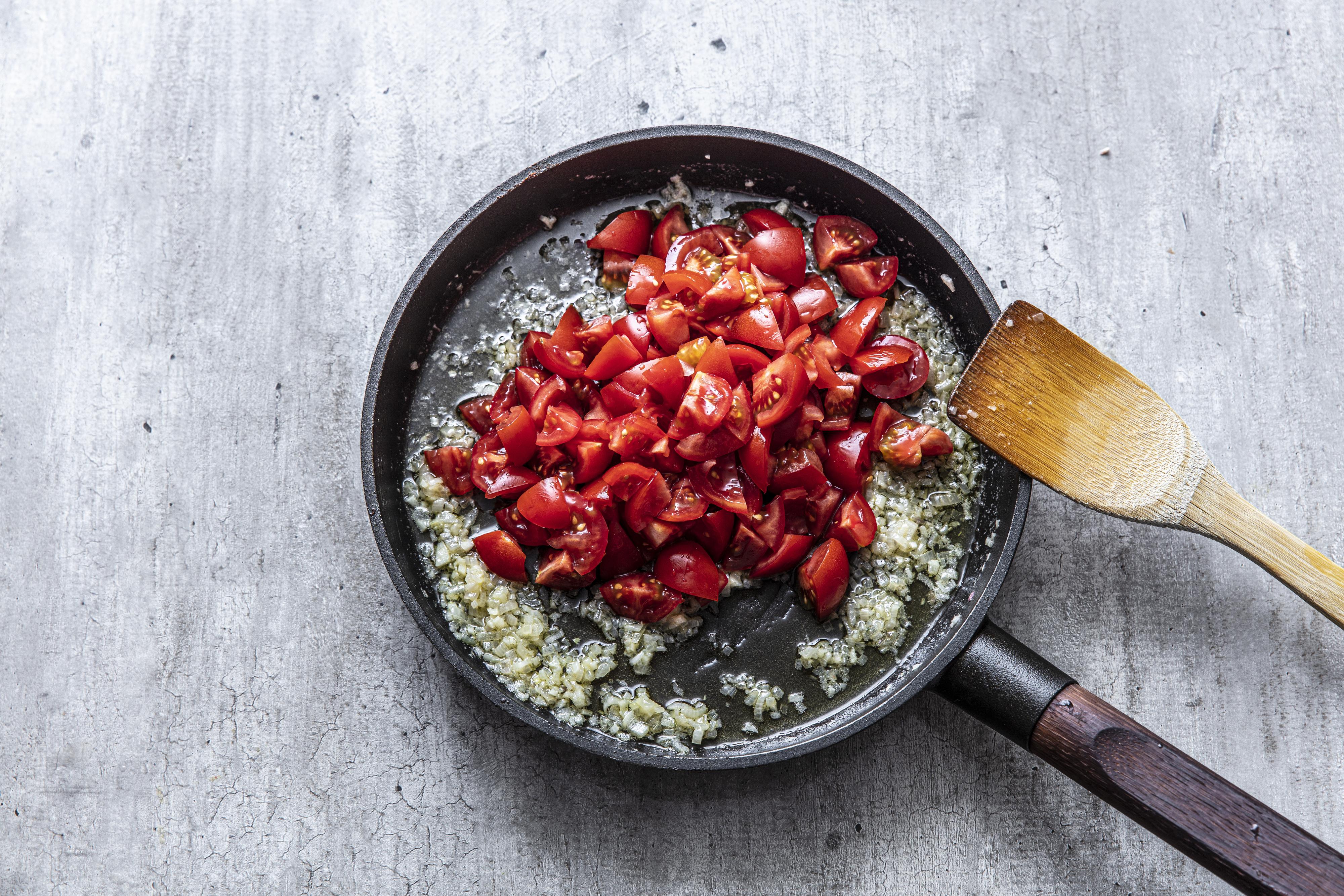 Tilsett tomatene og chili. La det syde i 10 -15 minutter til tomatene er helt bløte og «sausete». 