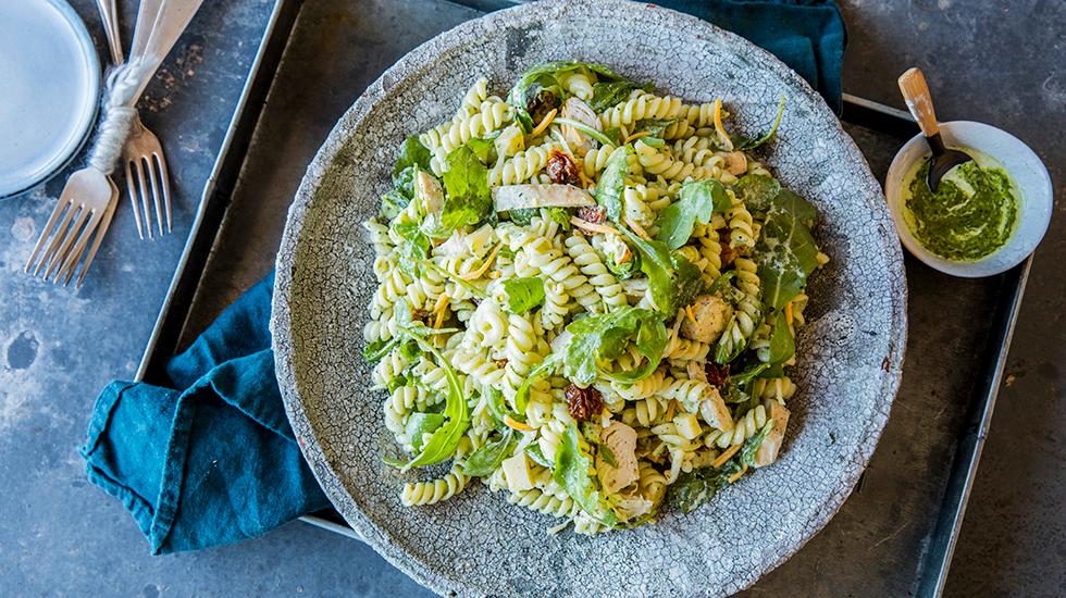 Pastasalat med kylling i grå salatbolle