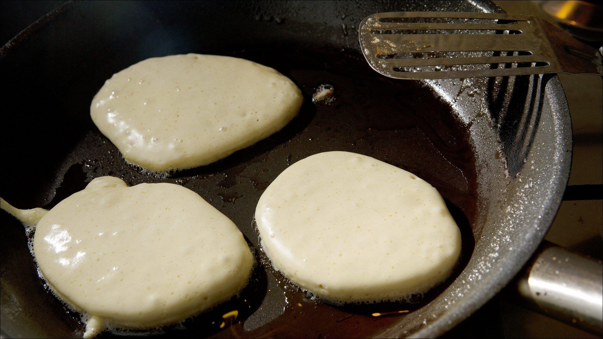 Smelt litt smør i stekepannen, og stek pannekakene på middels varme. De skal være omtrent 15 cm i diameter. Når kakene sveller opp og bobler litt på overflaten, kan du vende dem. Avkjøl pannekakene på rist og server med ønsket tilbehør.