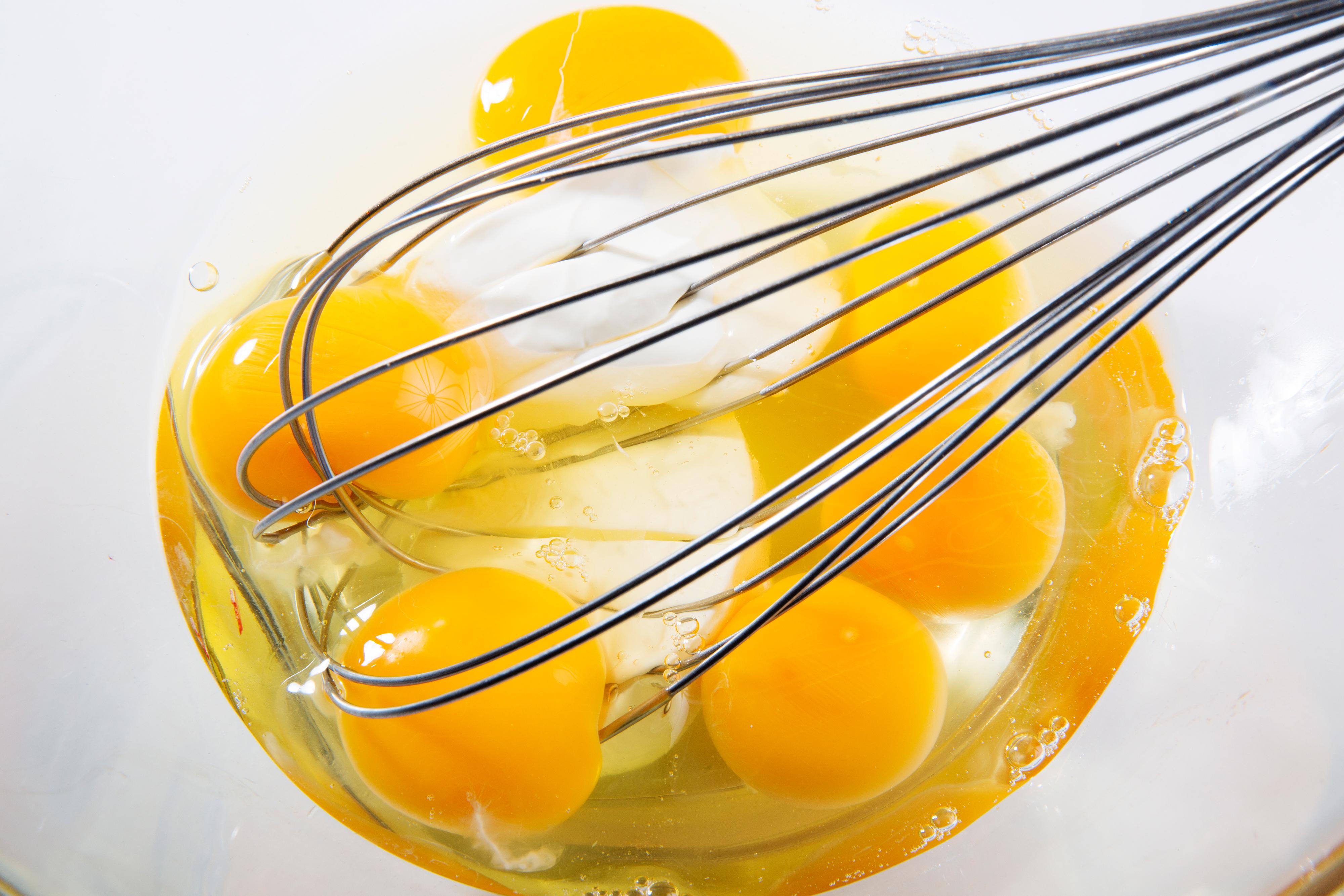 Fordel potetskivene og løken i en smurt ovnsform. Pisk sammen egg med crème fraîche. Ha i finhakket bladpersille, salt og pepper.