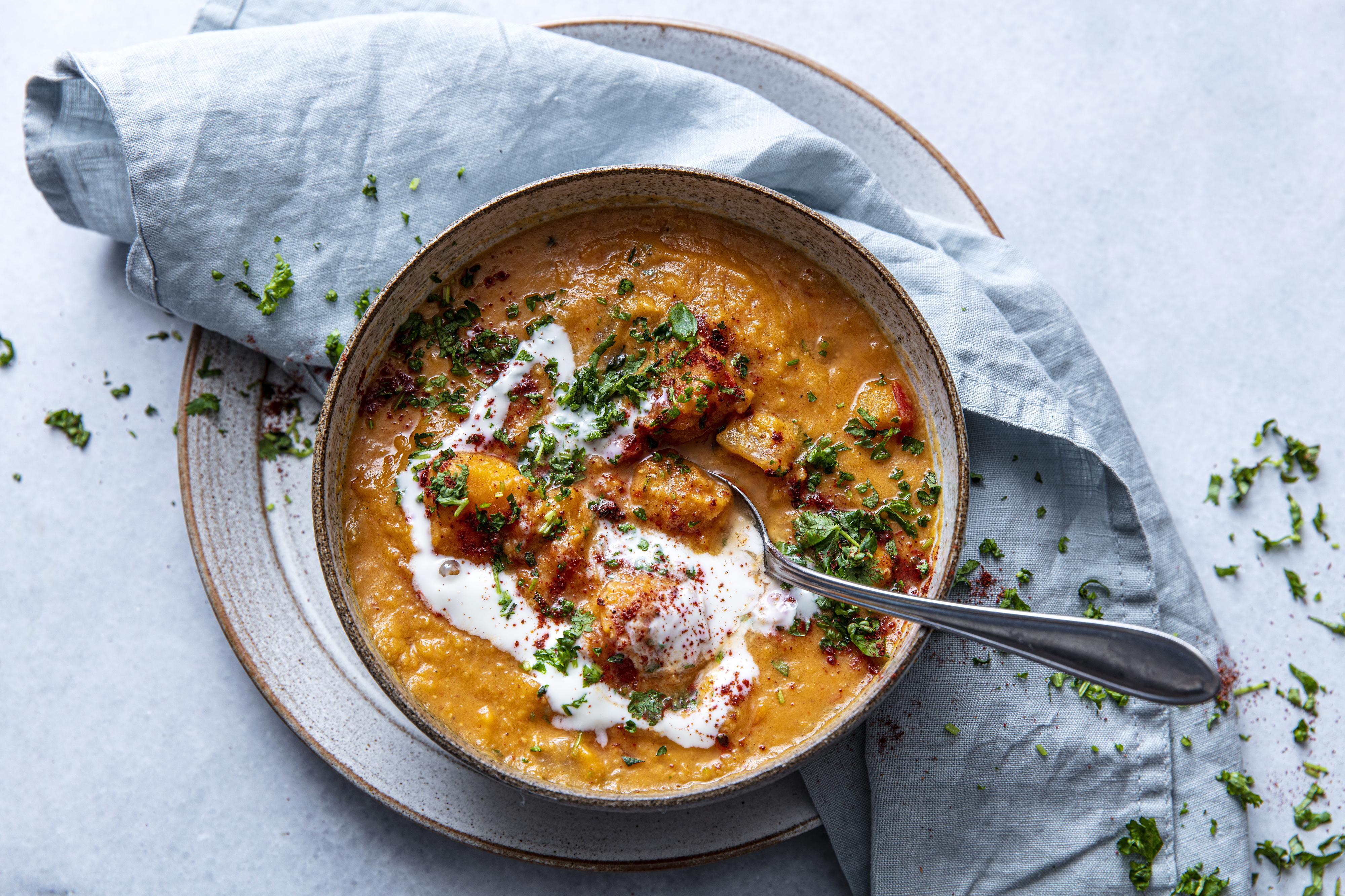 Bilde Av Arabisk Linsesuppe Servert Med Ferskt Brød Og Grønnsaker