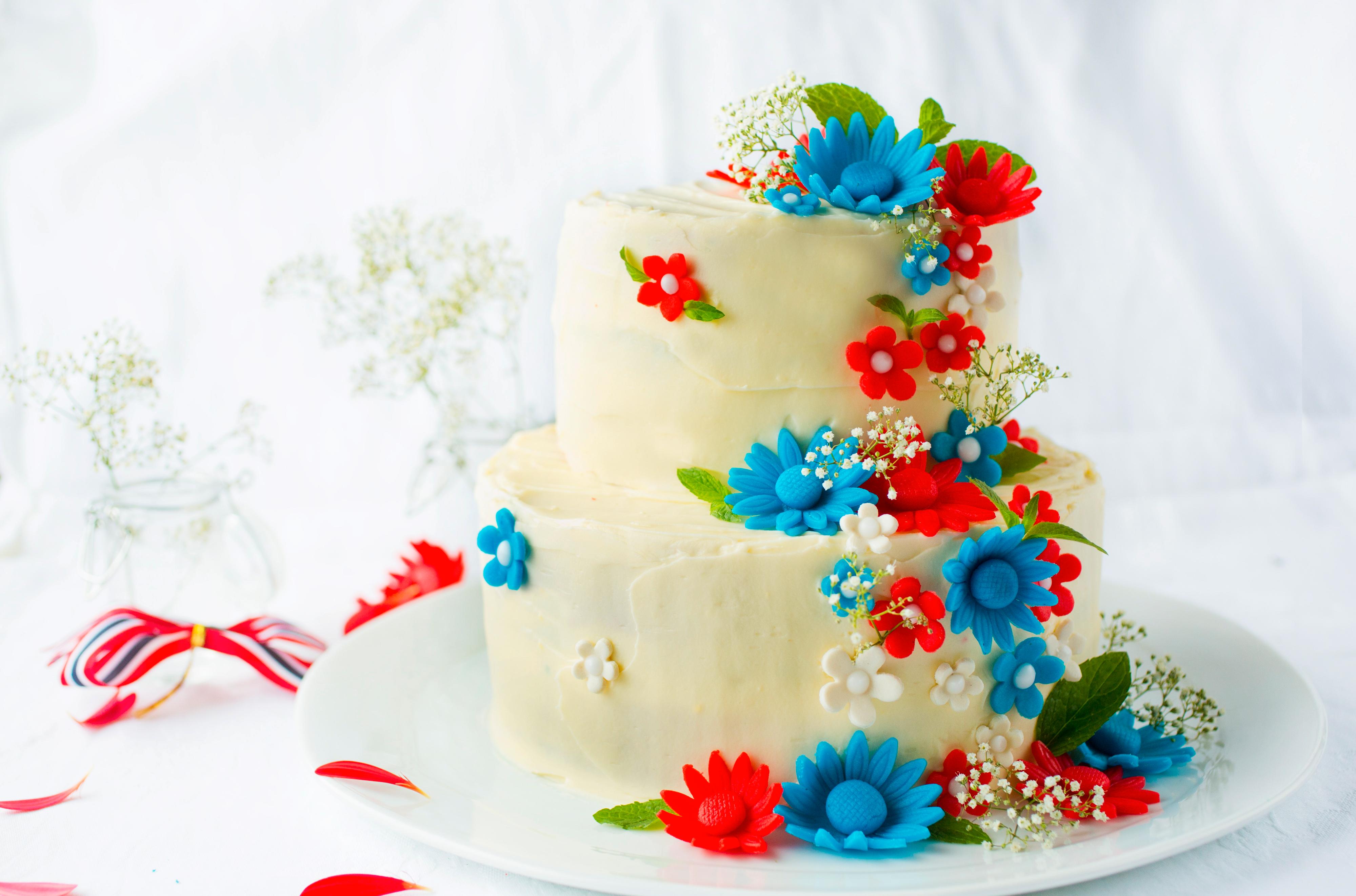 17.mai-kake i rødt, hvitt og blått med blomster