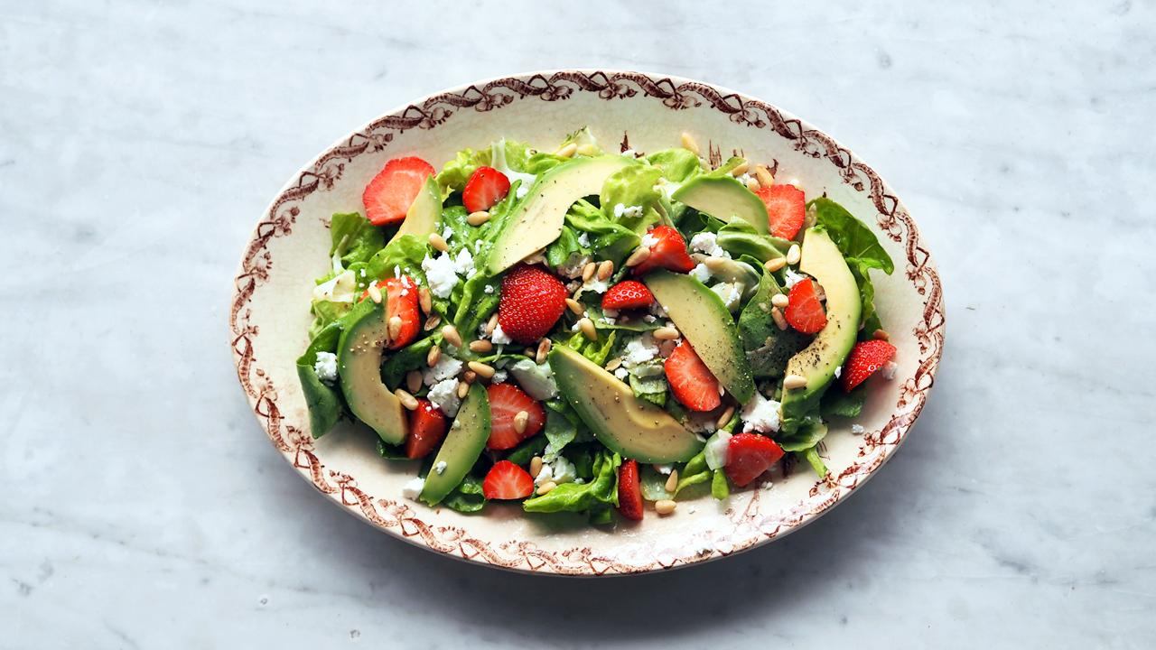 Grønn salat med jordbær og avokado
