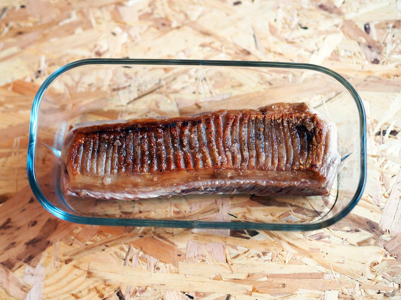 Gjør klar kjøttet. Gni det inn med salt og pepper på begge sider, og snitt fettkanten om du bruker ytrefilet med fett. Skru på ovnen på 200 grader varmluft. Varm opp en stekepanne med nøytral olje og legg i kjøttet med fettsiden ned. Stek et par minutter på hver side før du legger kjøttstykket over i en ildfast form. Stek videre i stekeovn i 5-7 minutter. La kjøttet hvile minst 10 minutter før du skjærer det opp i skiver.