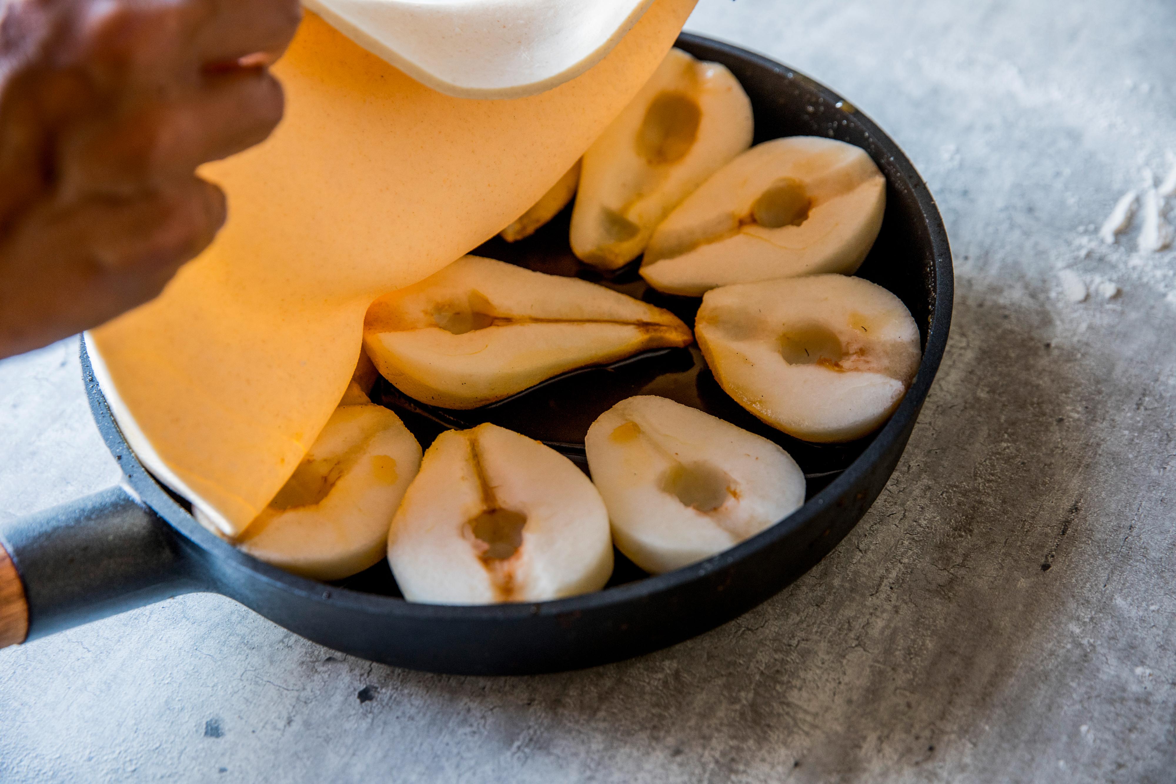 Legg den kalde butterdeigen over pærene.
