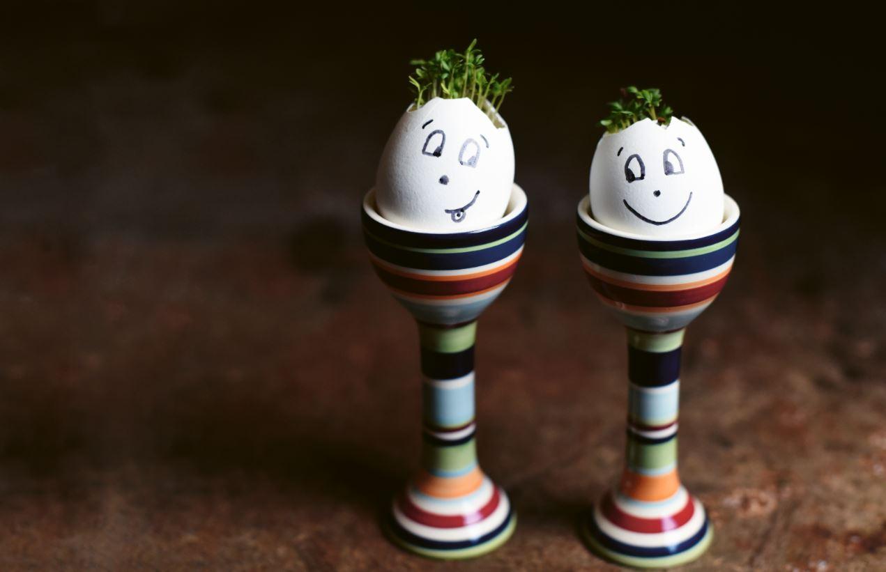 Karse i eggeskall i fargerike, stripete eggeglass