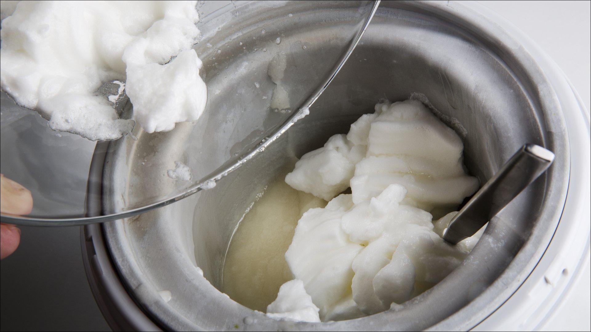 Tilsett akevitt og limesaft. Hell blandingen i ismaskin e som settes i dypfryseren. Hvis du ikke har ismaskin bø blandingen et par ganger under innfrysningen.