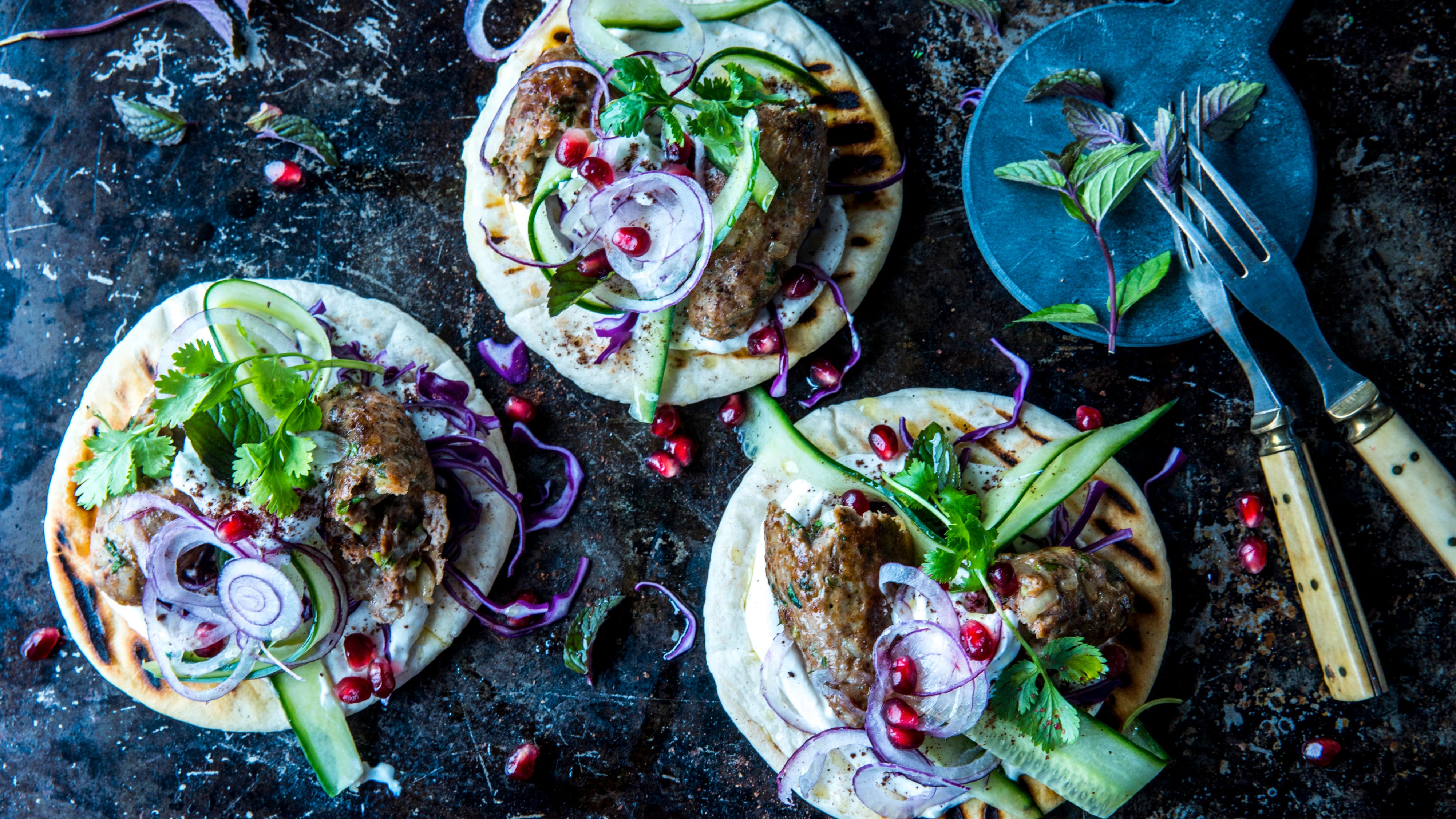 Lammekebab i pitabrød med tahinidressing og granateple