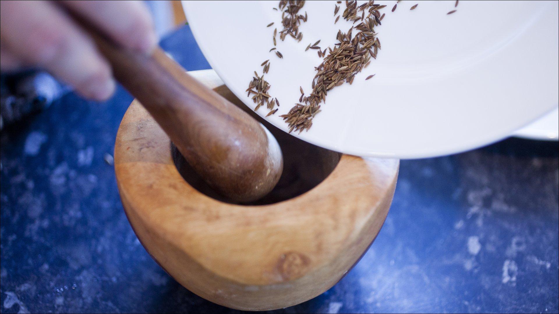 Rist spisskummen i en tørr stekepanne over middels varme til de lukter aromatisk og har blitt en anelse mørkere. Knus til pulver i en morter.