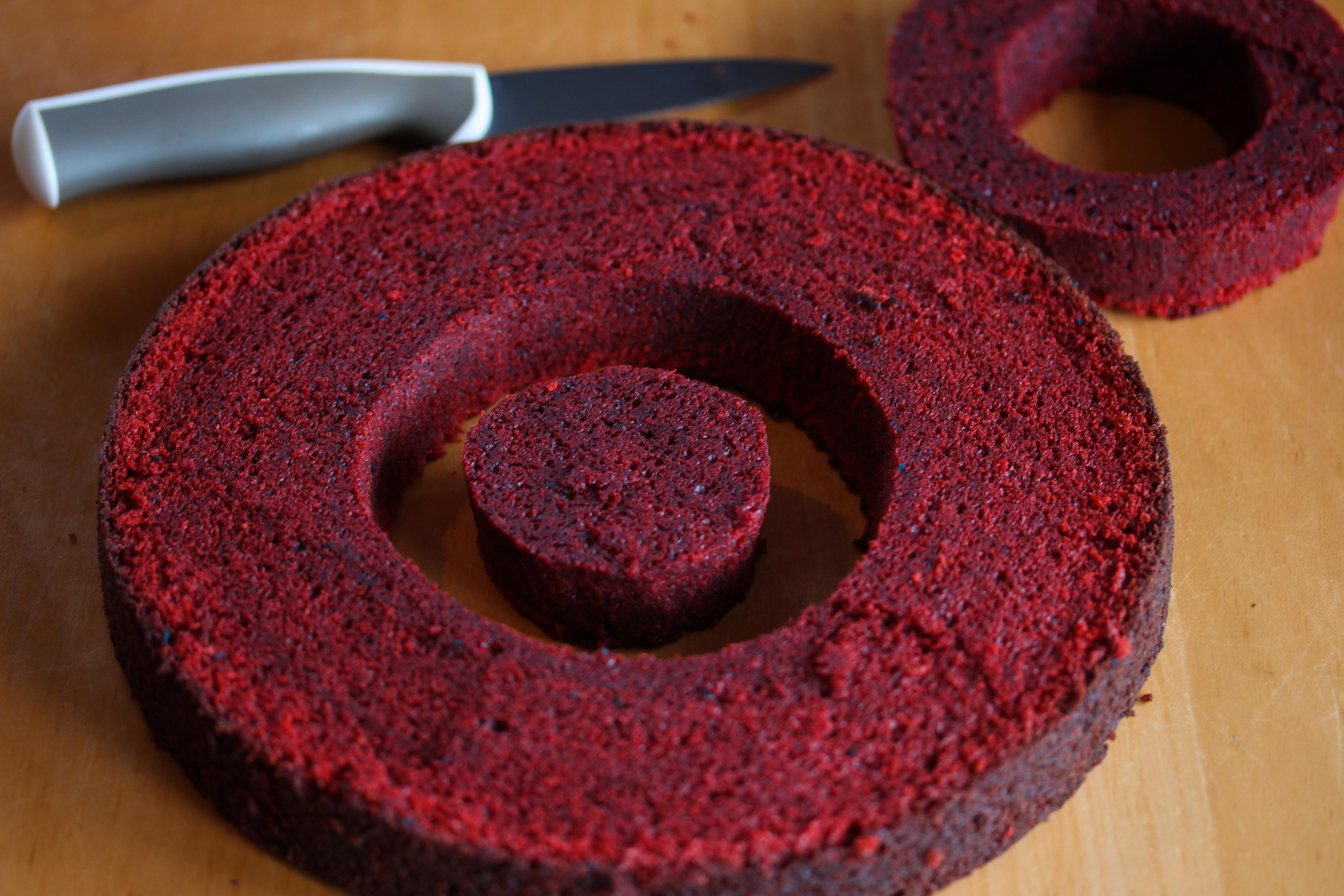 Sirklene som er 6 cm og 11 cm brukes til å beskjære de røde kakebunnene, slik at hver kakebunn består av en rød, indre sirkel som er 6 cm i diameter, og røde kakeringer med hulrom inni som måler 11 cm i diameter.