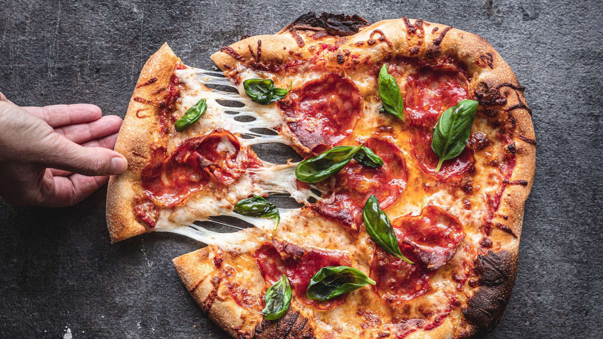 Italiensk pizza med salami og basilikum-image