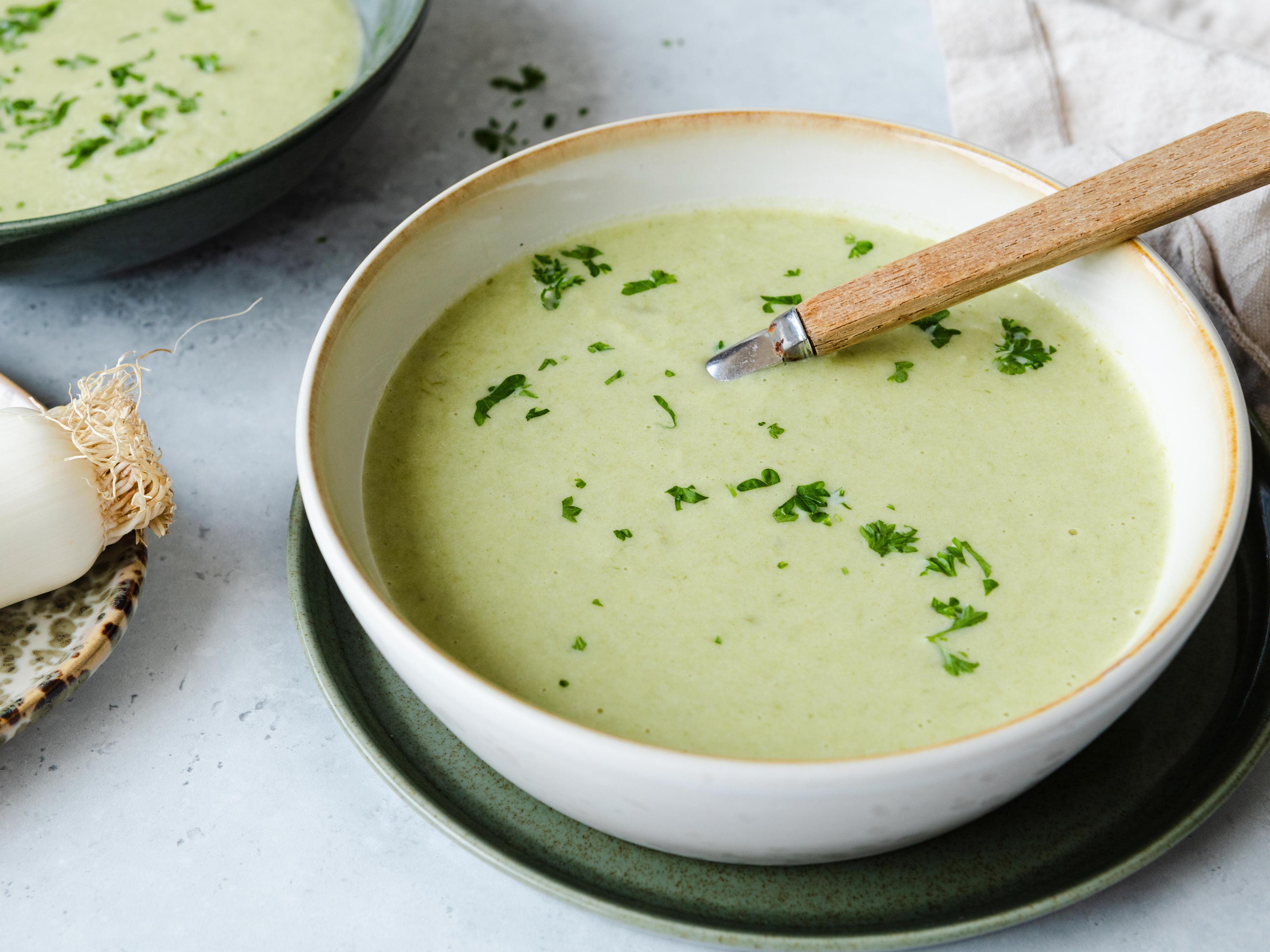 Potet og purresuppe i skål