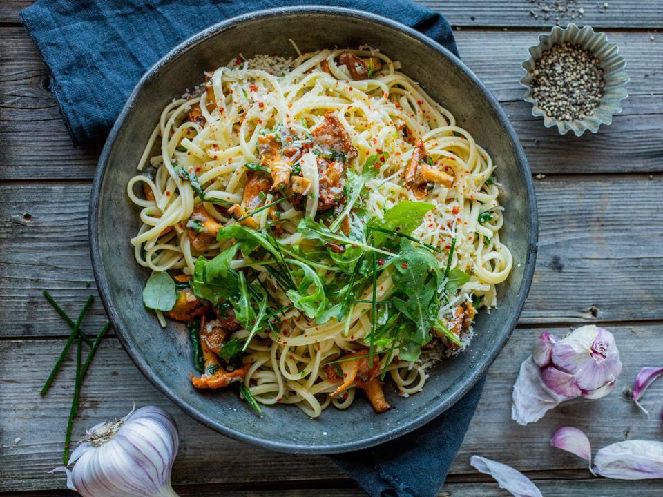 Pasta med hvitløkstekte kantareller, parmesan og chili