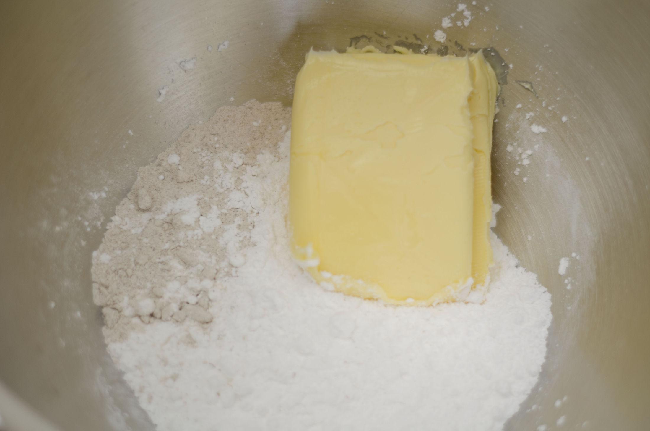 Ha mykt smør, melis og vaniljesukker i en bolle og miks til du får en lys og kremete konsistens.