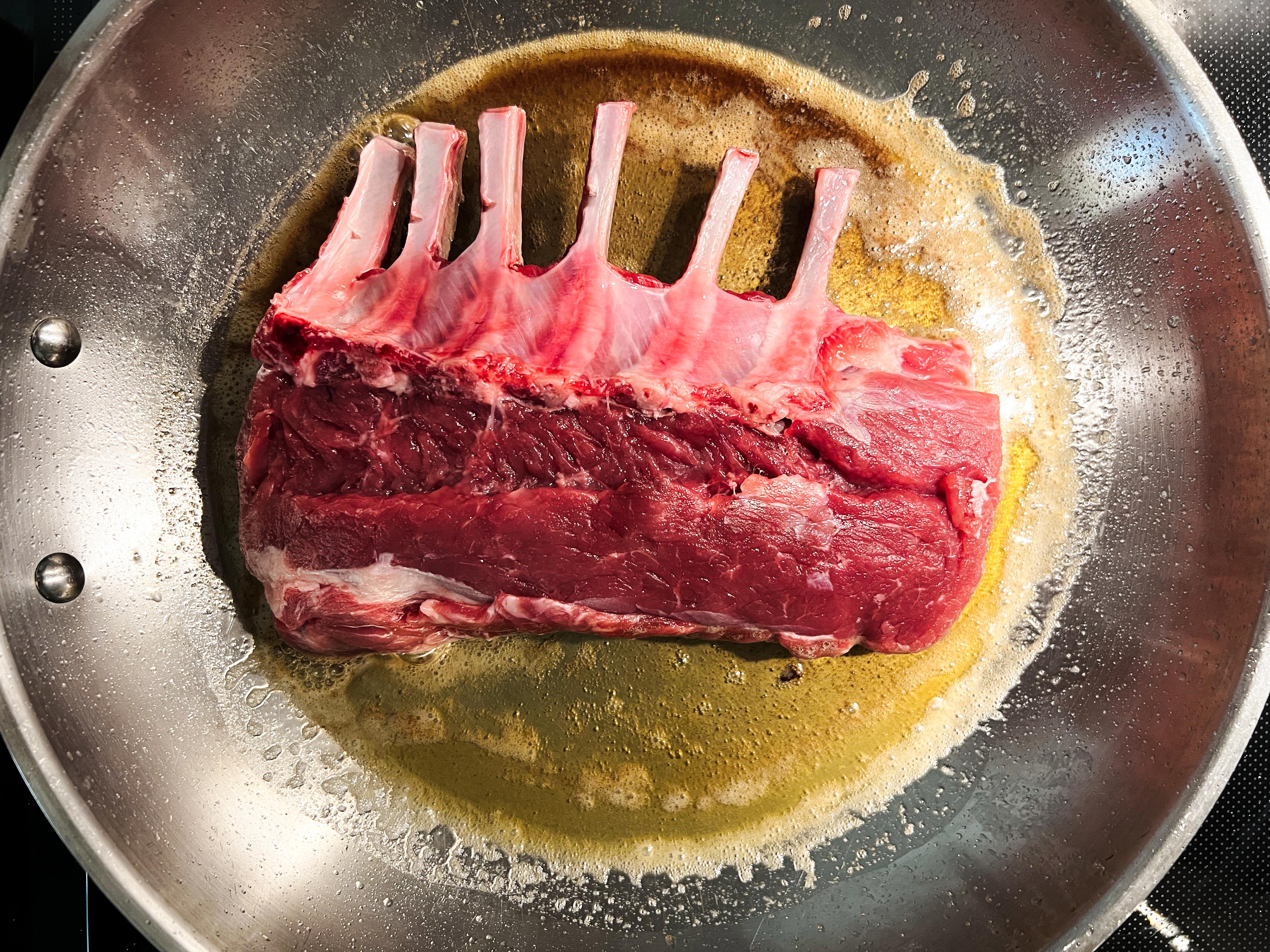Varm opp stekepannen på høy varme med smør og olje. Legg lammecarréen med fettsiden ned og brun til den får en god stekeskorpe på begge sider. 