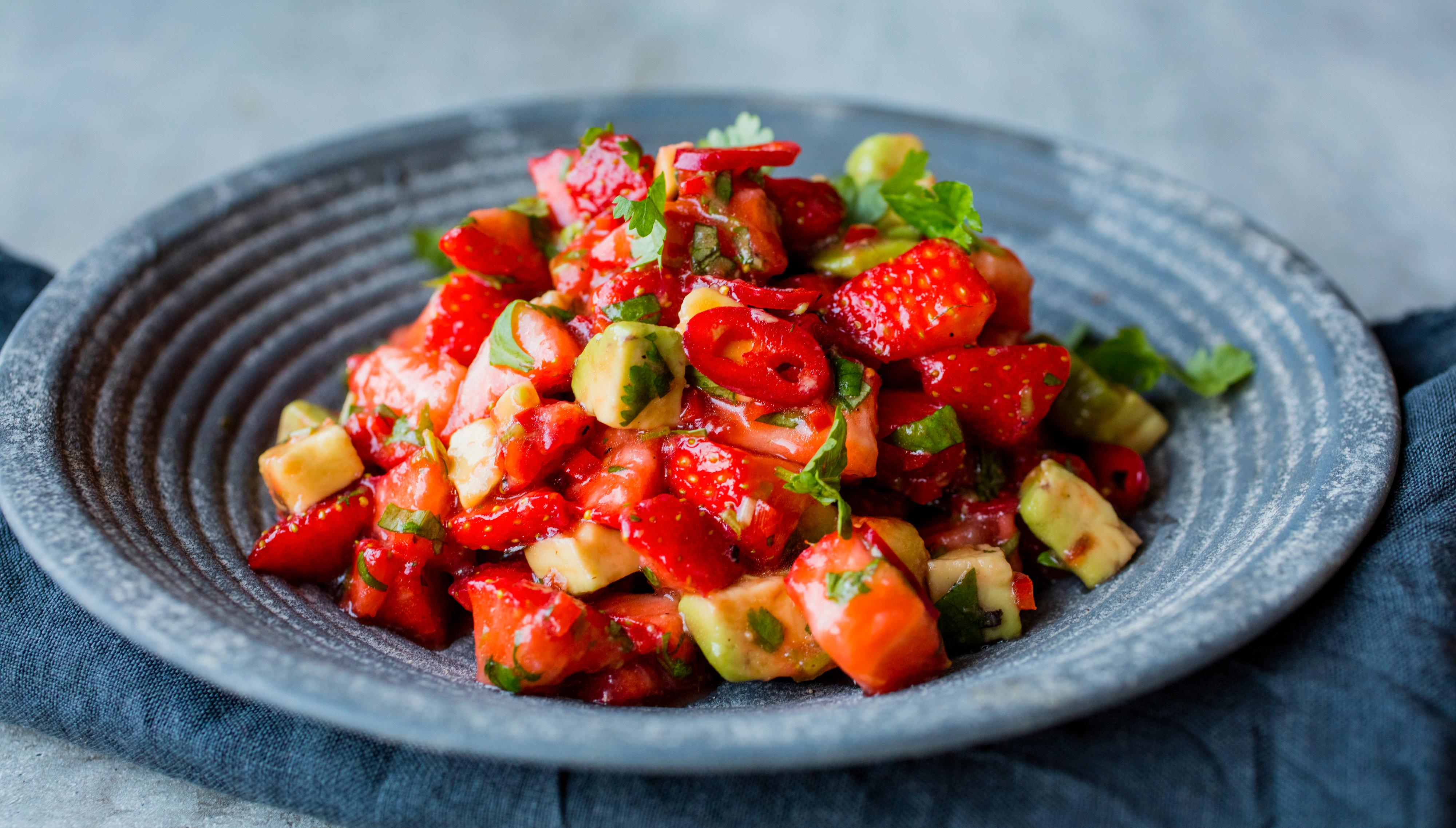 Salsa med avokado, jordbær og chili