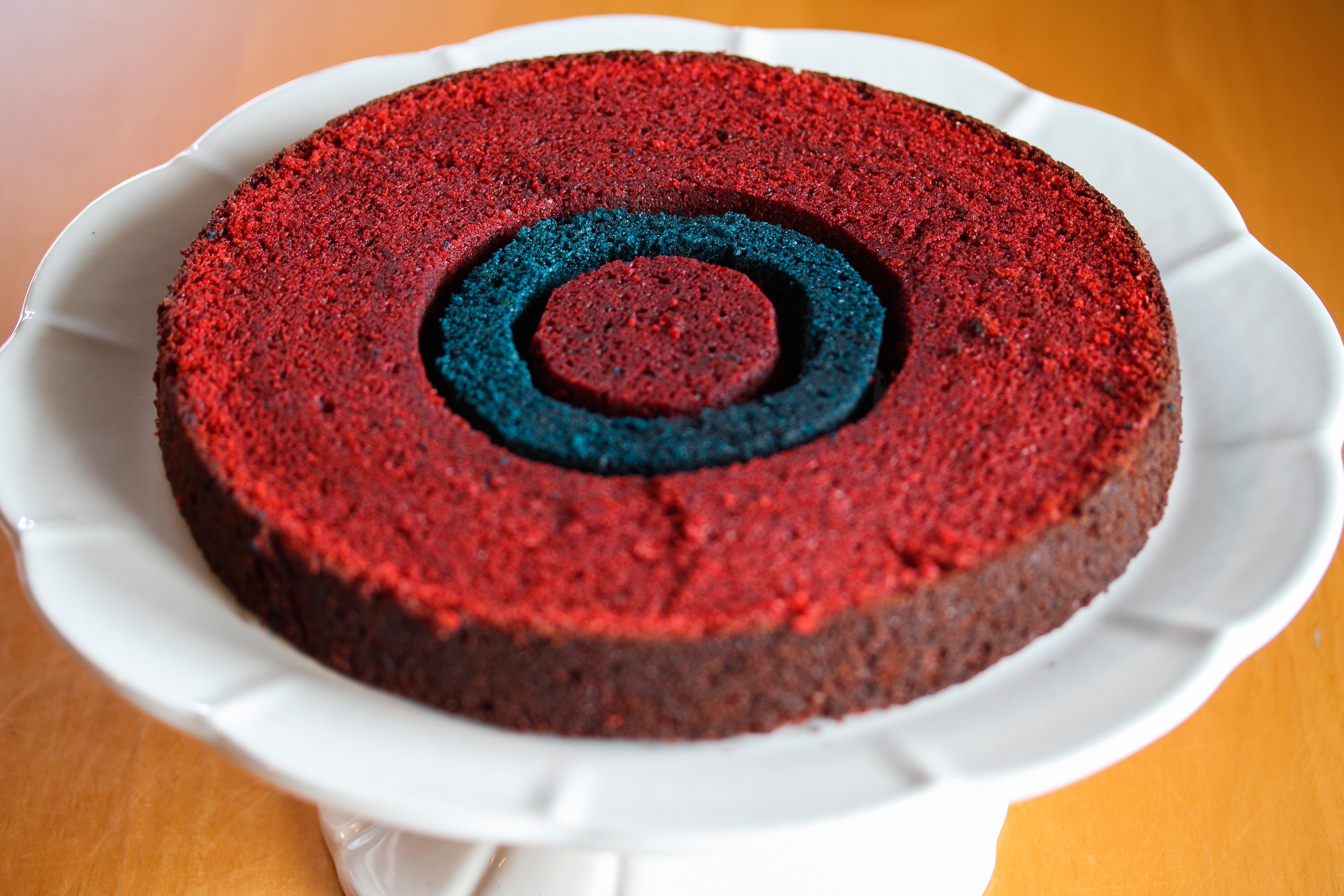 Legg en liten rød kake på 6 cm, en blå kakering på 10 cm og deretter en stor, rød kakering på et kakefat.