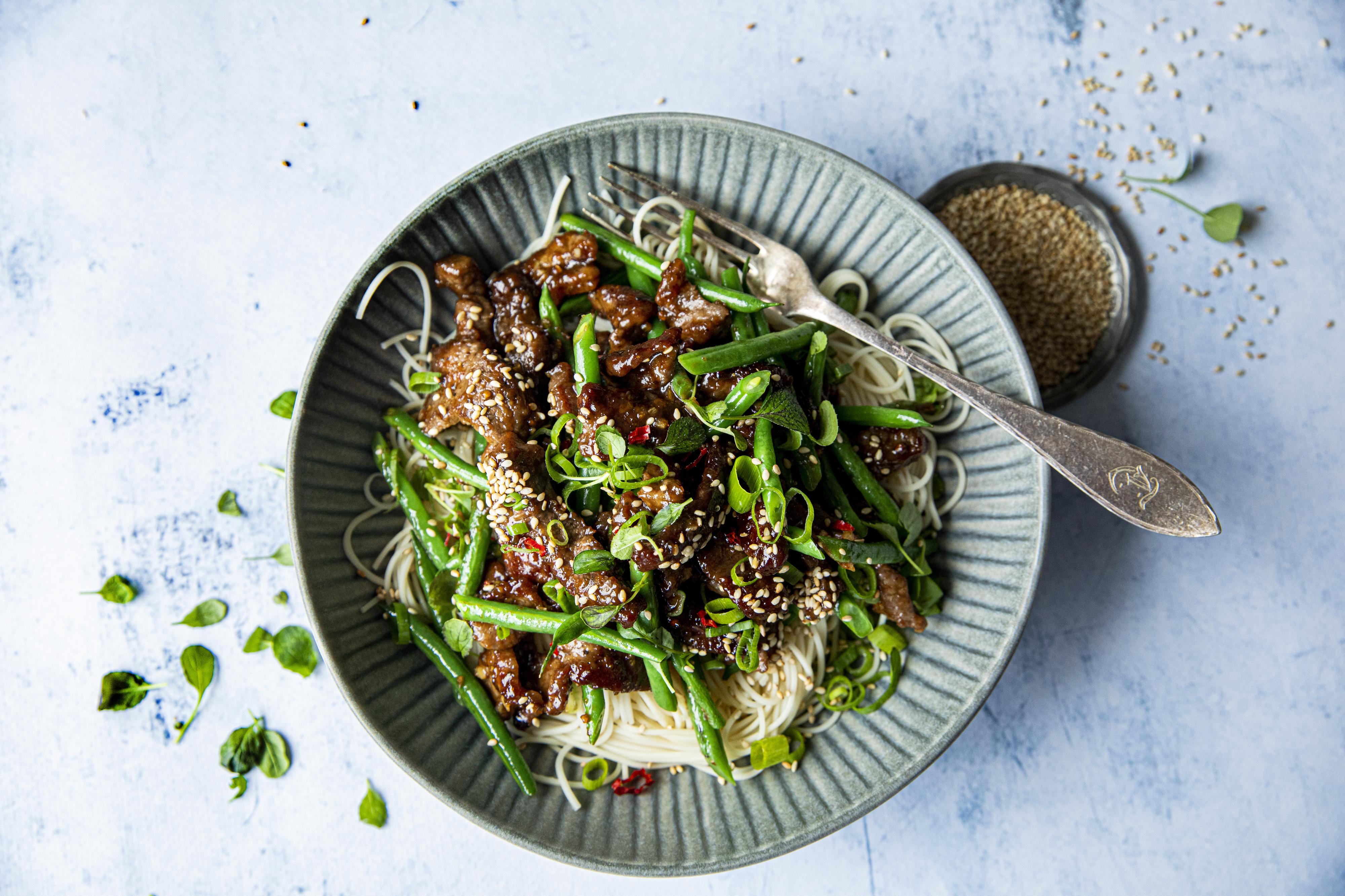 Biffstrimler Med Nudler Og Soya Bilde