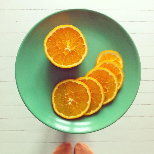 Kutt en appelsin i tynneskiver.