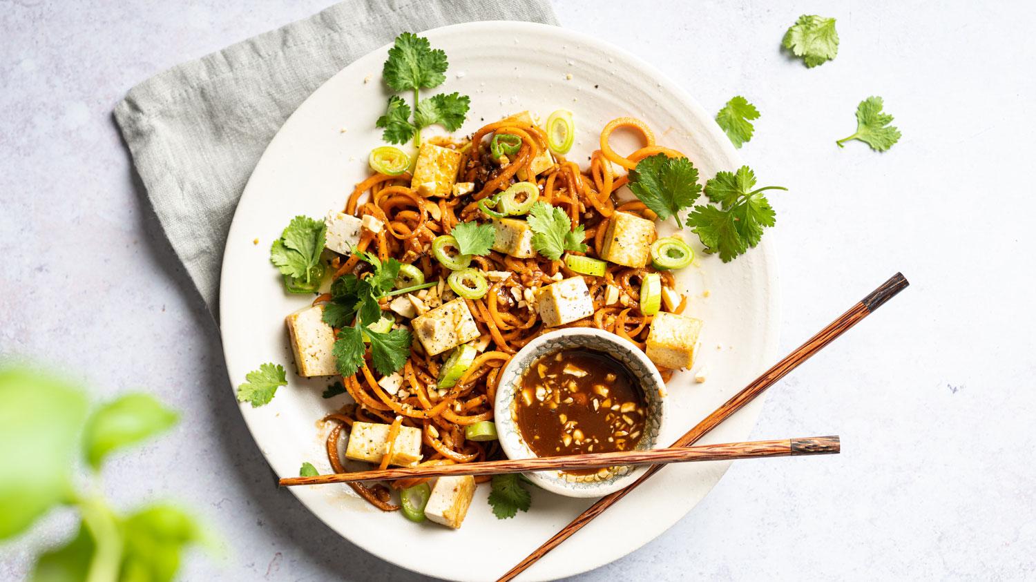 Asiatisk gulrotspaghetti med tofu