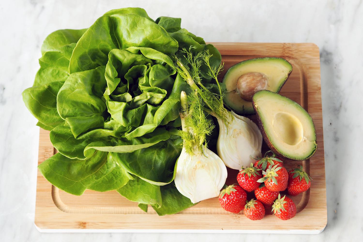 Riv salatbadene i store biter. Skyll godt og tørk i en salatslynge eller et rent kjøkkenhåndkle.