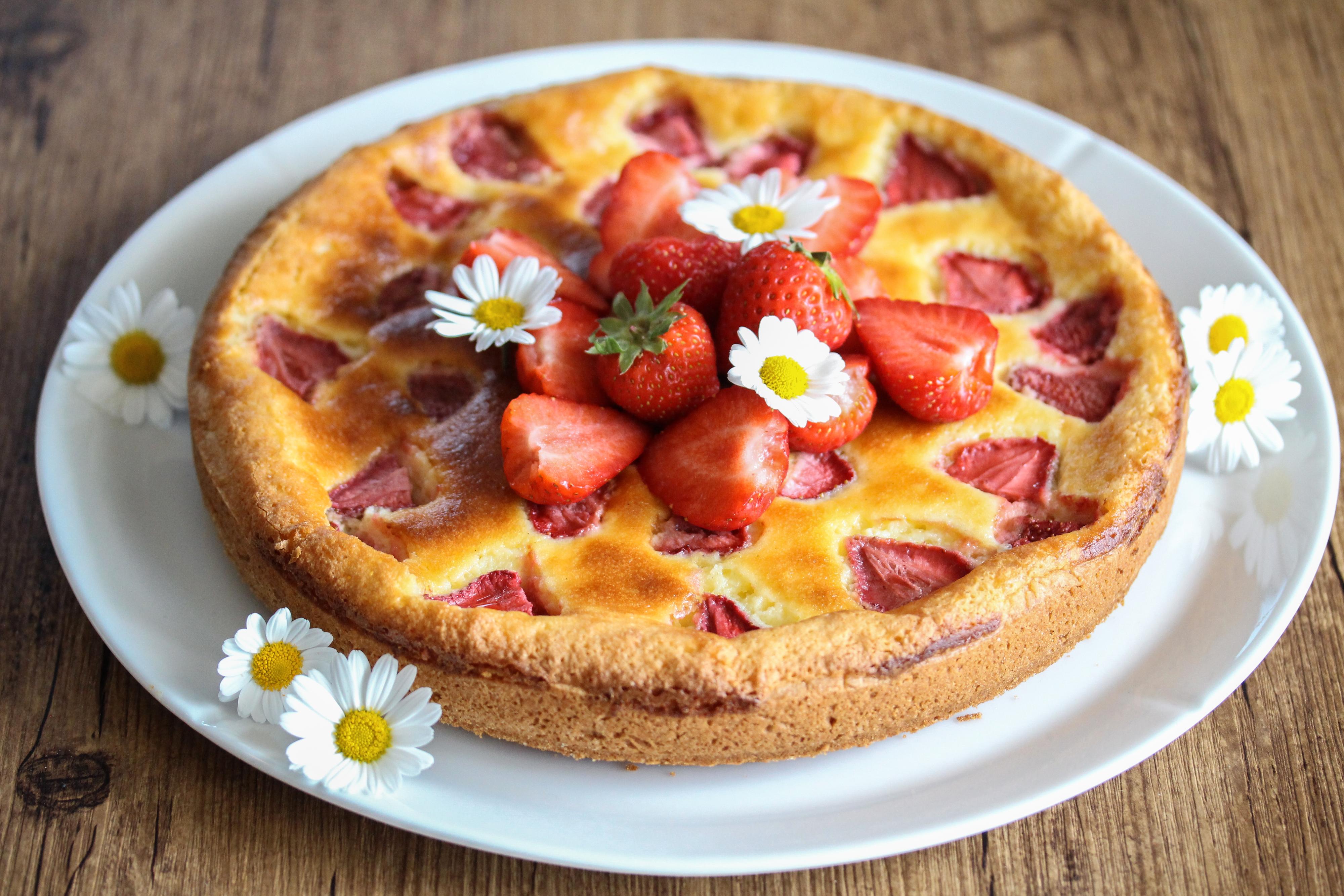 Pynt kaken med friske jordbær før servering. 