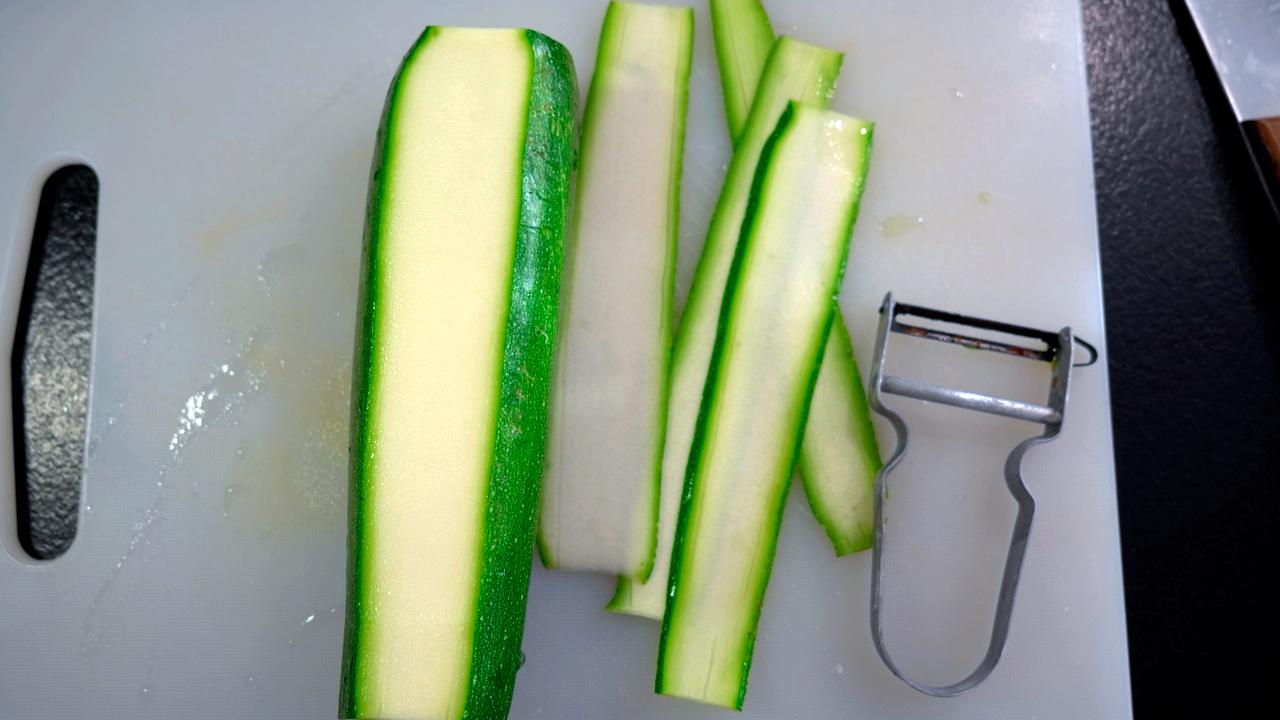 Lag sommersalaten mens kyllingen hviler. Start med å kutte opp squash i tynne skiver med en mandolin eller grønnsaksskreller. Gjør det samme med fennikelen. Snitt sukkerertene i to og del reddiken i båten. Smuldre litt fetaost på toppen og strø over en håndfull mynteblader. Bland salaten godt sammen med en god olivenolje, gjerne en sitronolivenolje, salt og pepper.