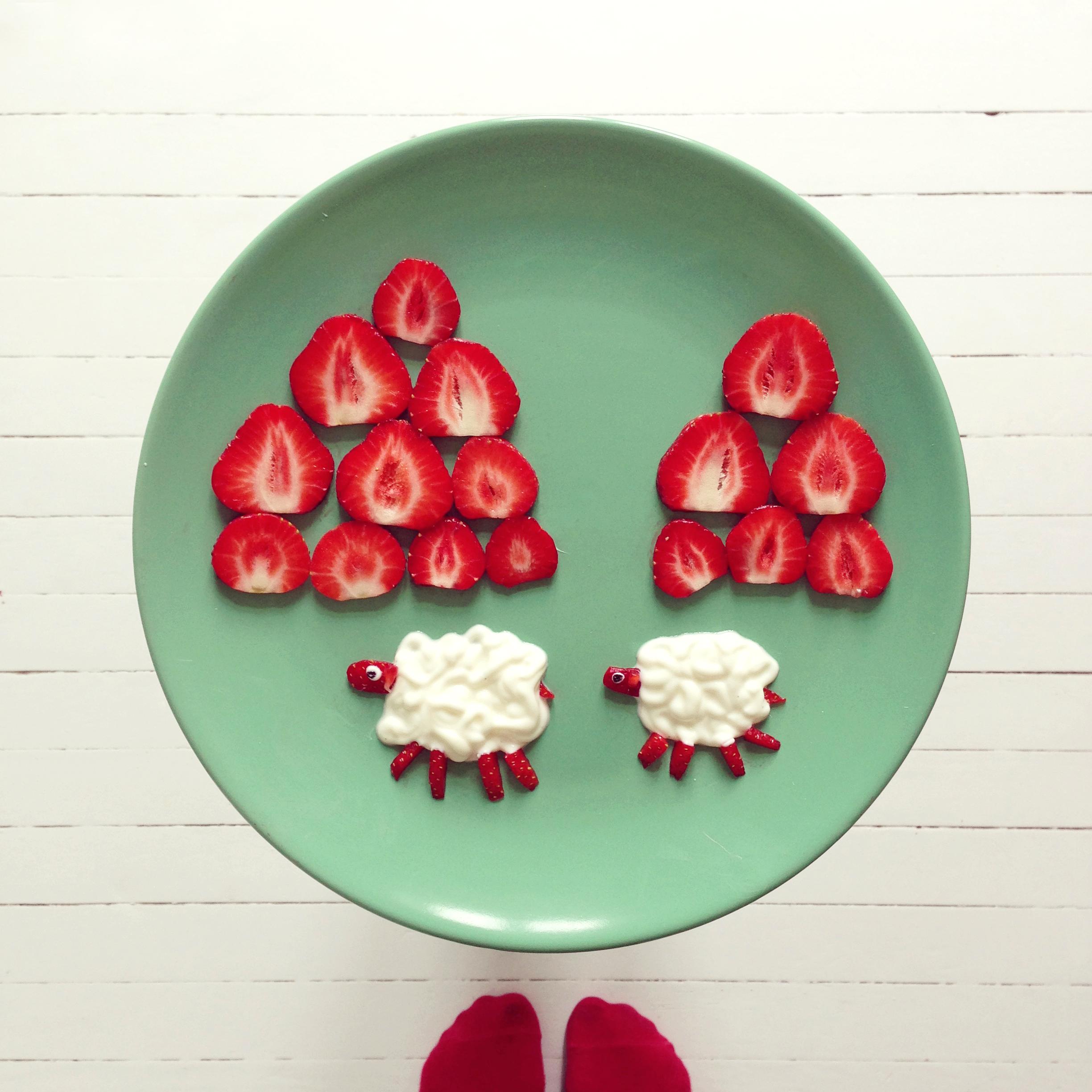 Legg på en klatt vaniljekesam for hver sau, til å dyppe jordbærskivene i. Bruk spruteflaske- eller pose for mer krøllete utseende.
