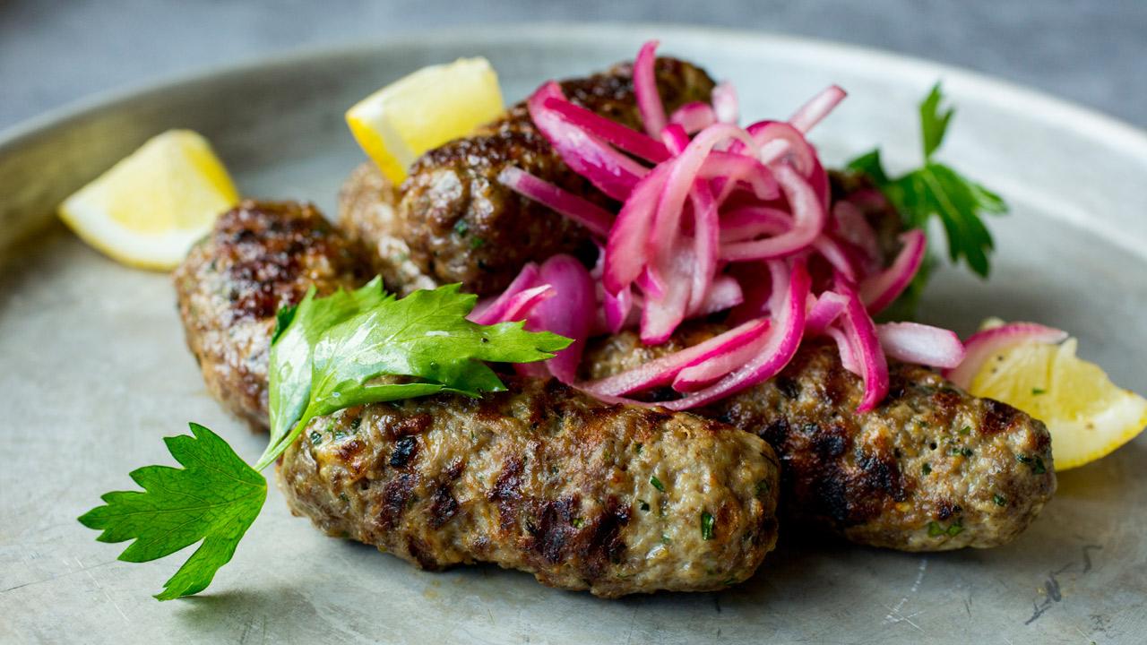 Grillede greske kjøttboller med marinert rødløk