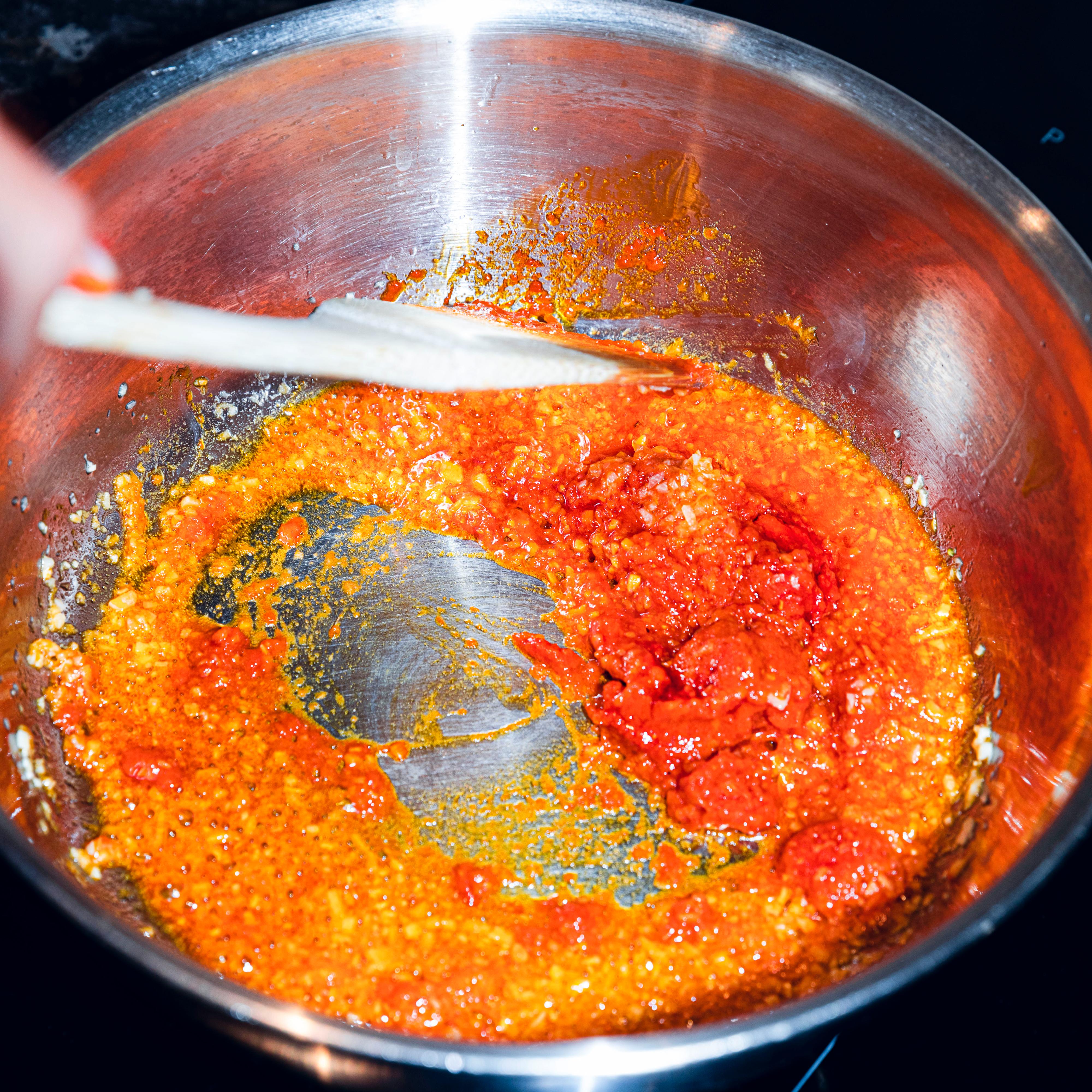 Tilsett currypaste og fres videre under omrøring i cirka et minutt (tilsett litt mer olje hvis nødvendig).