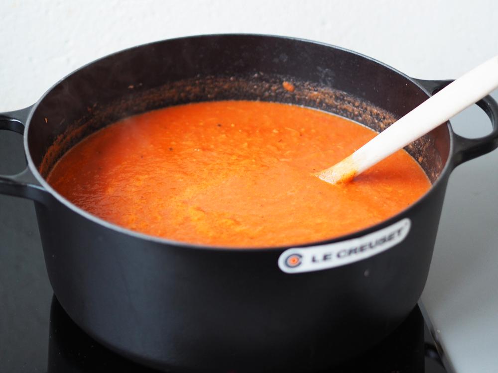 Om du vil ha en litt tykkere konsistens er det godt å jevne den på nytt med litt kikerter i. Om suppen blir veldig lys kan du godt ha i litt tomatpuré eller en boks hermetiske tomater. Server med litt strimlet basilikum.