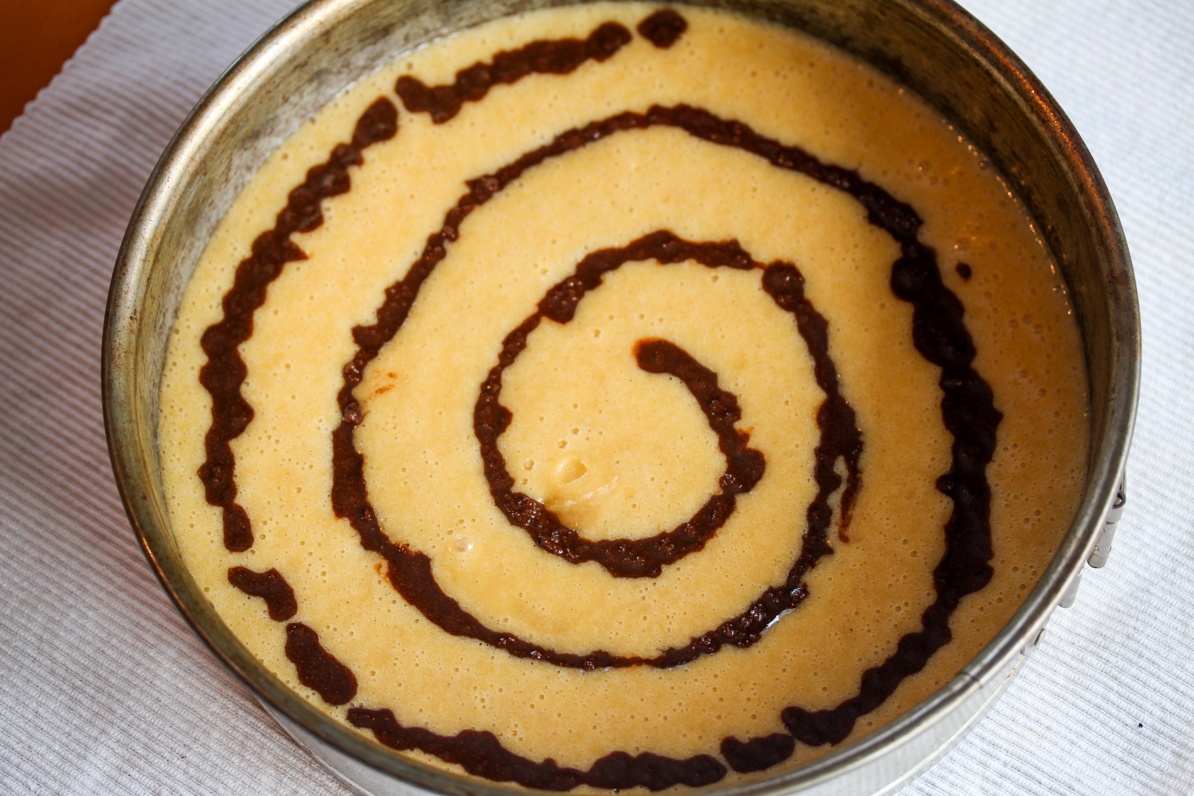 Smelt smøret til fyllet og bland i sukker og kanel. Konsistensen skal bli tykk og litt grøtete. Ha blandingen i en liten pose og klipp et hull i den ene enden av posen. Sprøyt kanelfyllet på kaken i et spiralmønster. Dryss over perlesukker.