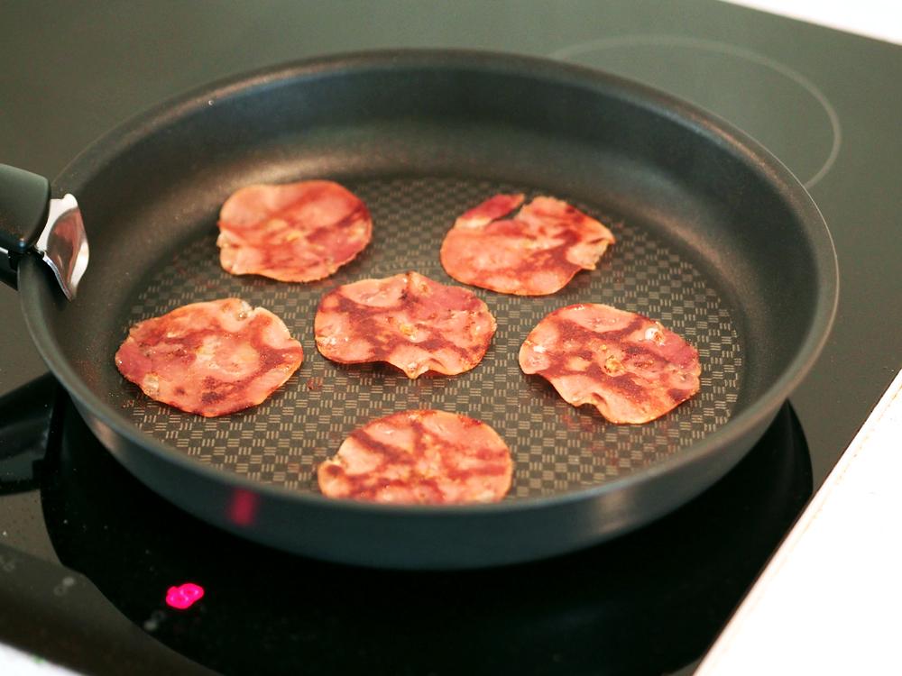 Mens avokadoeggene er i ovnen steker du spekeskinke i en varm tørr panne til de blir spøstekt. Det går såklart an å bruke bacon istedenfor.