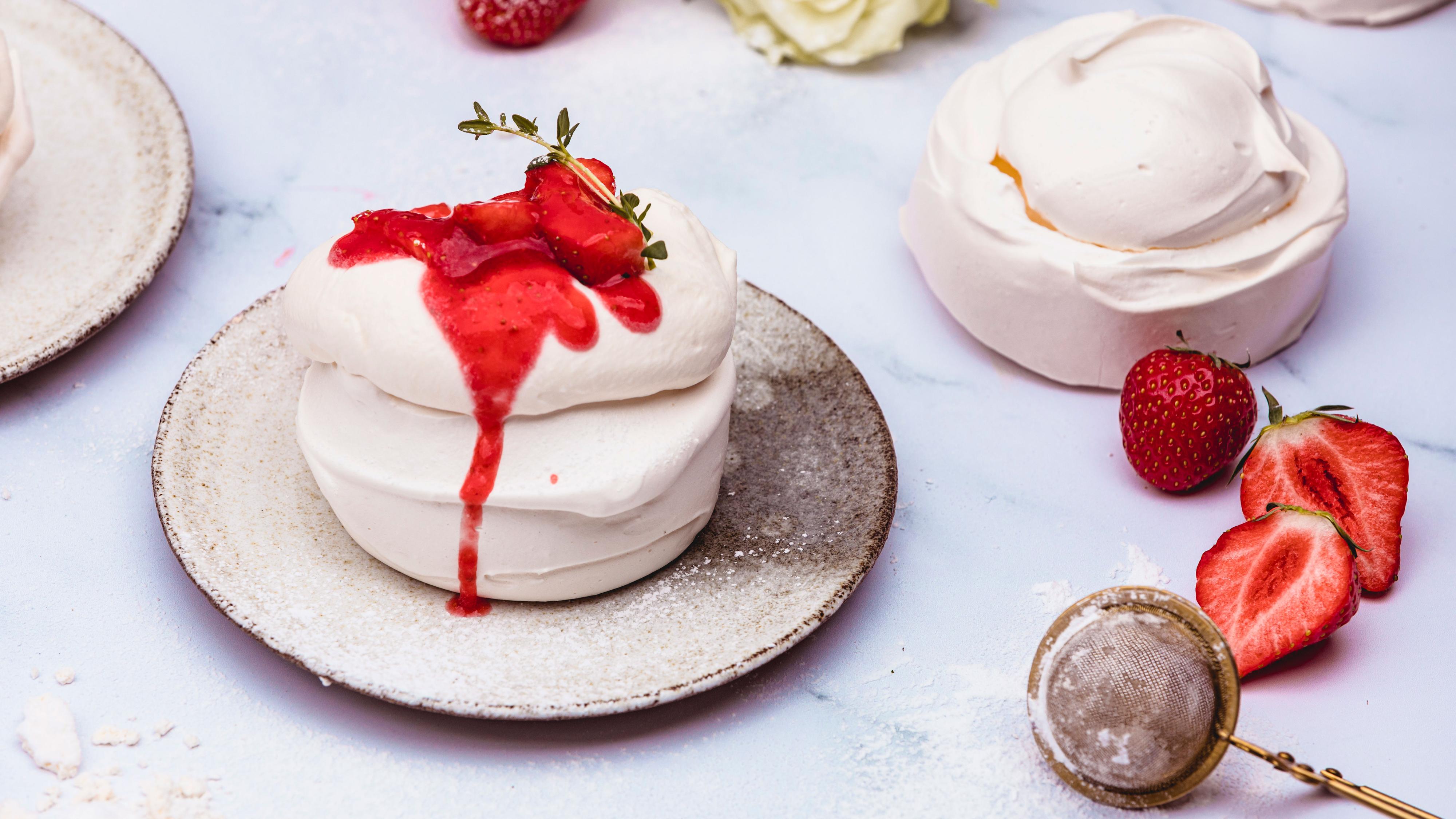 Mini-pavlova med vaniljekrem og jordbær
