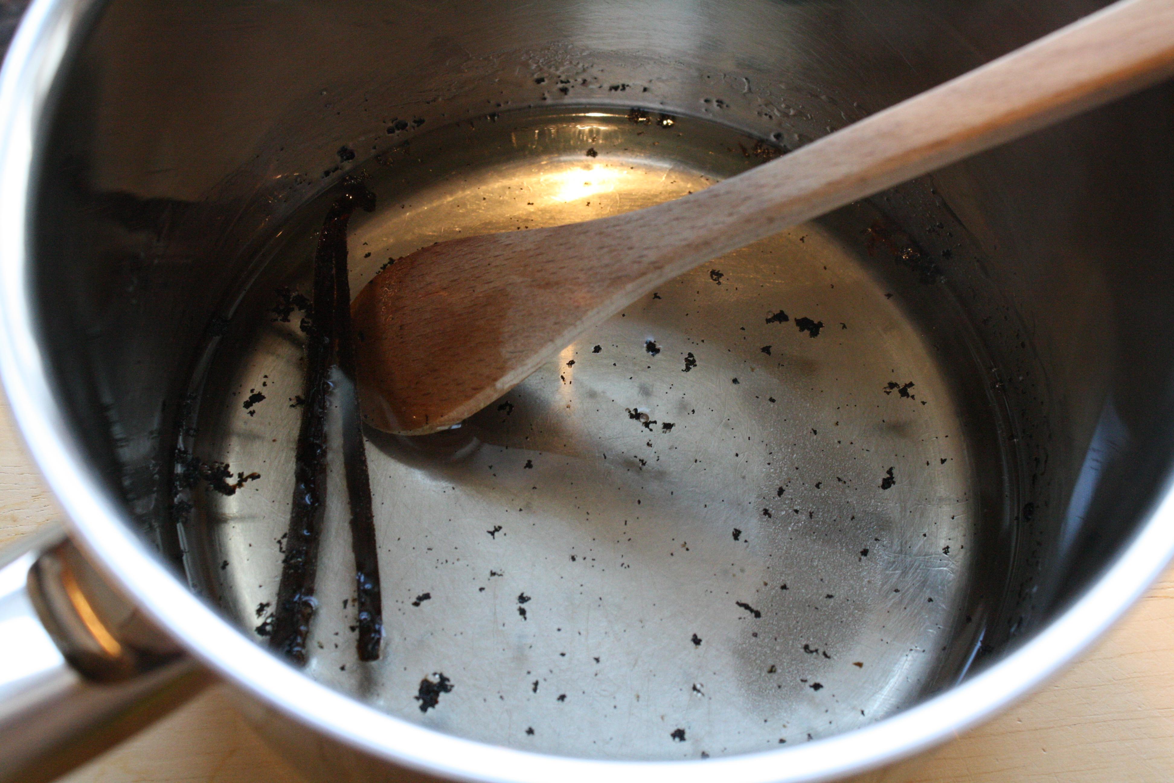 Sukker og vann kokes opp sammen med en halv vaniljestang, der vaniljefrøene er skrapet ut og blandet i kjelen. Rør til sukkeret er oppløst.