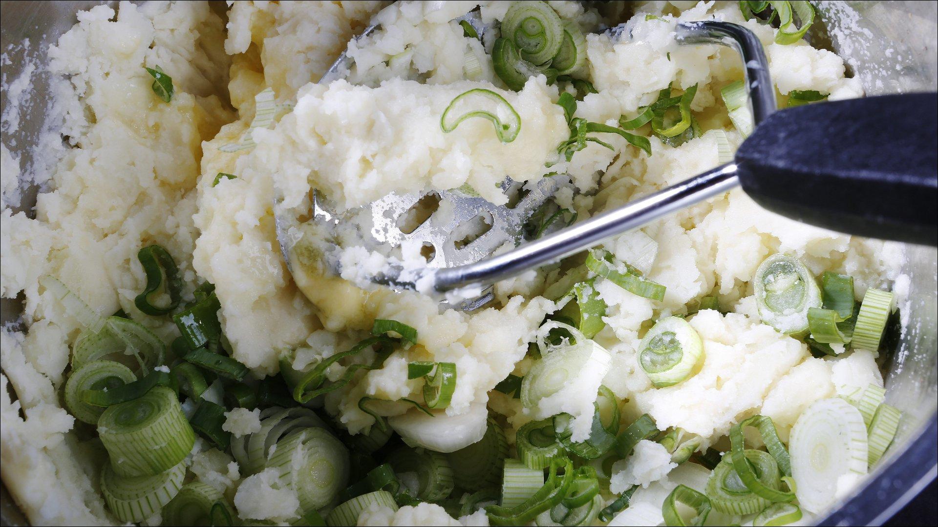 Skrell potetene og kok dem møre i lettsaltet vann. Tilsett smørterninger, mos potetene lett sammen.
Finhakk vårløken og bland den sammen med den varme mosen. Juster tykkelsen på mosen med melk eller matfløte.
Smak til med salt og pepper.