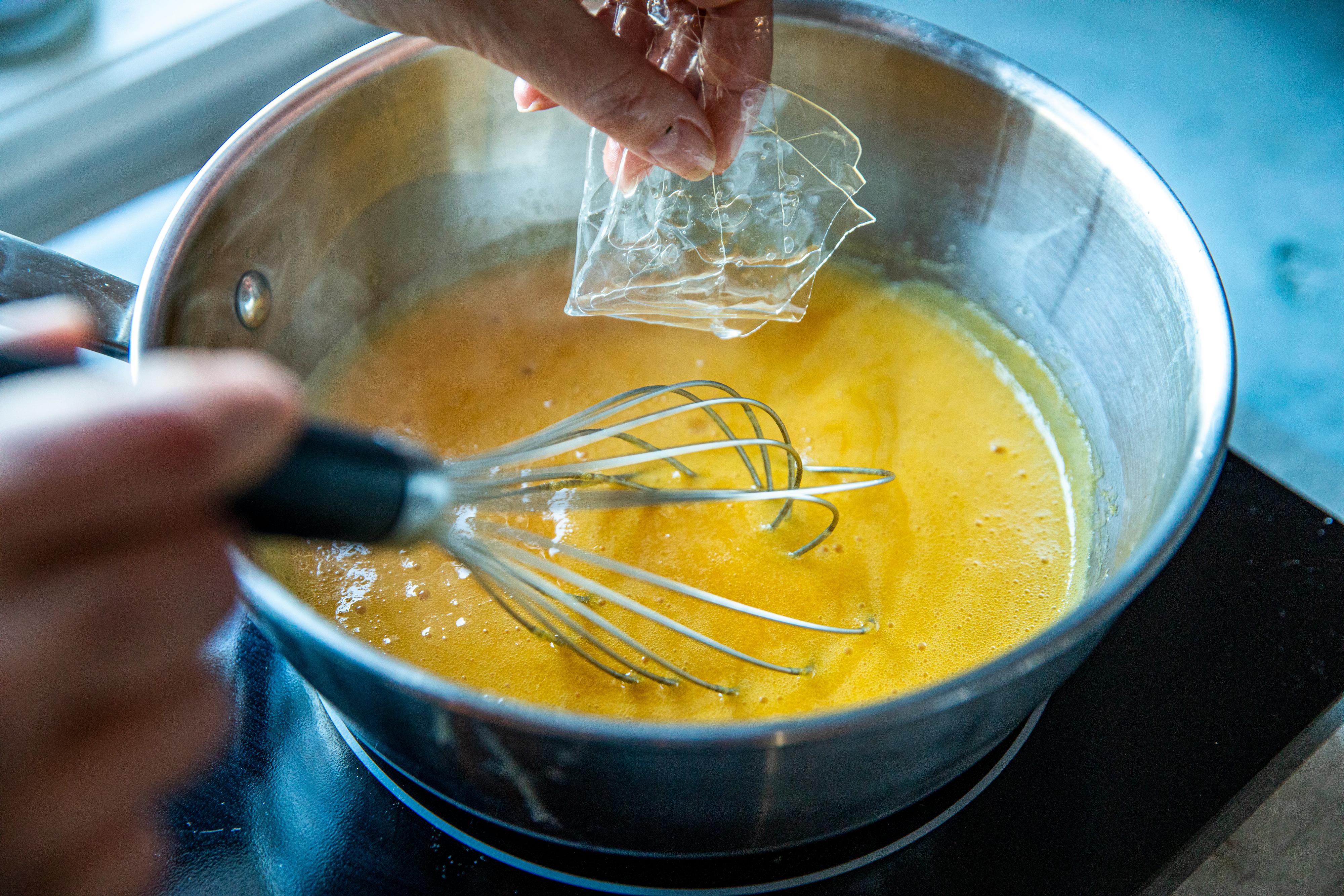 Rør inn gelatinen og rør inn smøret litt etter litt. Avkjøl kremen.