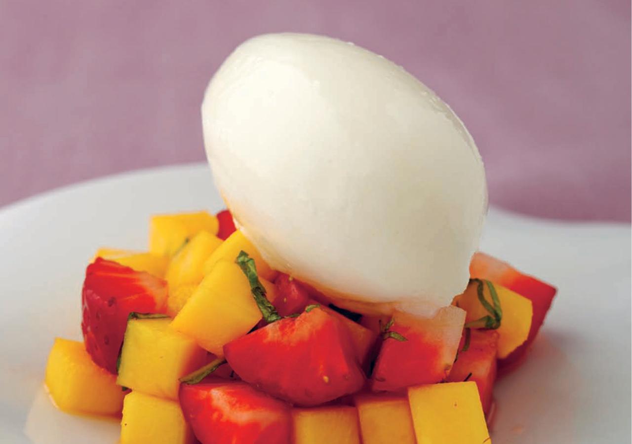 Hellstrøms hjemmelagde yoghurtis med jordbær- og mangosalsa