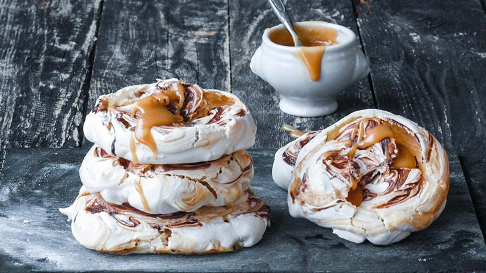 Mini-pavlova med karamell og sjokolade | Oppskrift