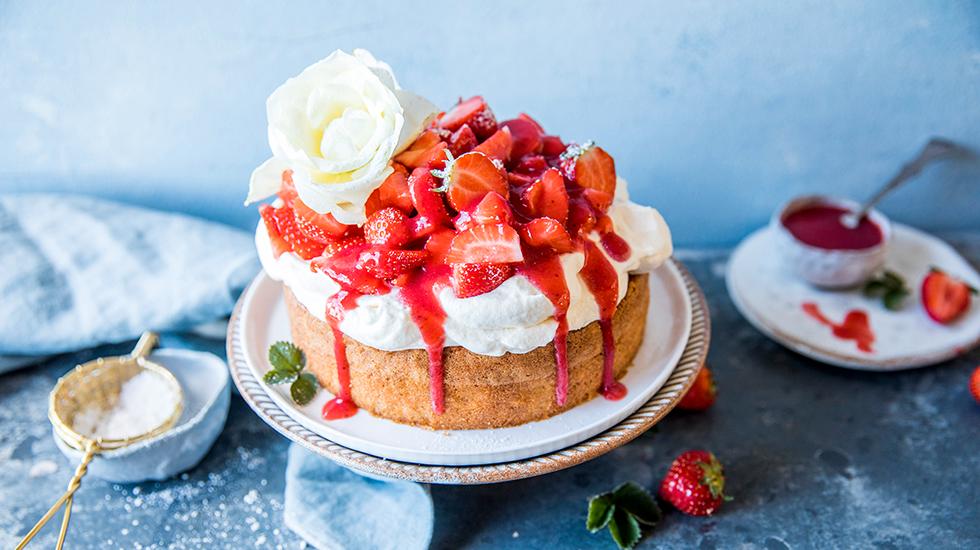 Enkel kake med vanilje og jordbær