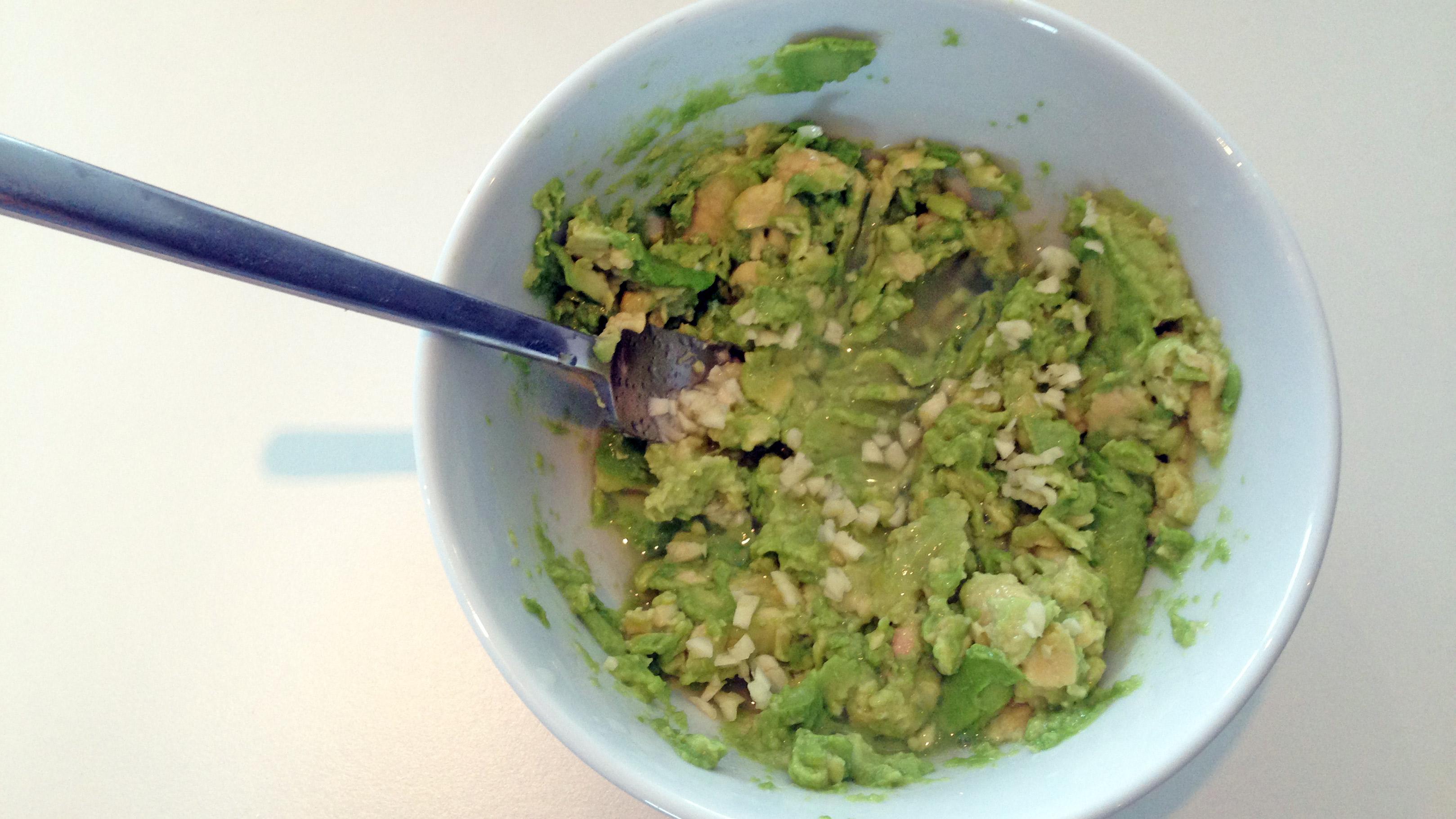 Lag guacamole: Kutt hvitløk i små biter. Mos avokadene med en gaffel. Bland alle ingrediensene sammen.