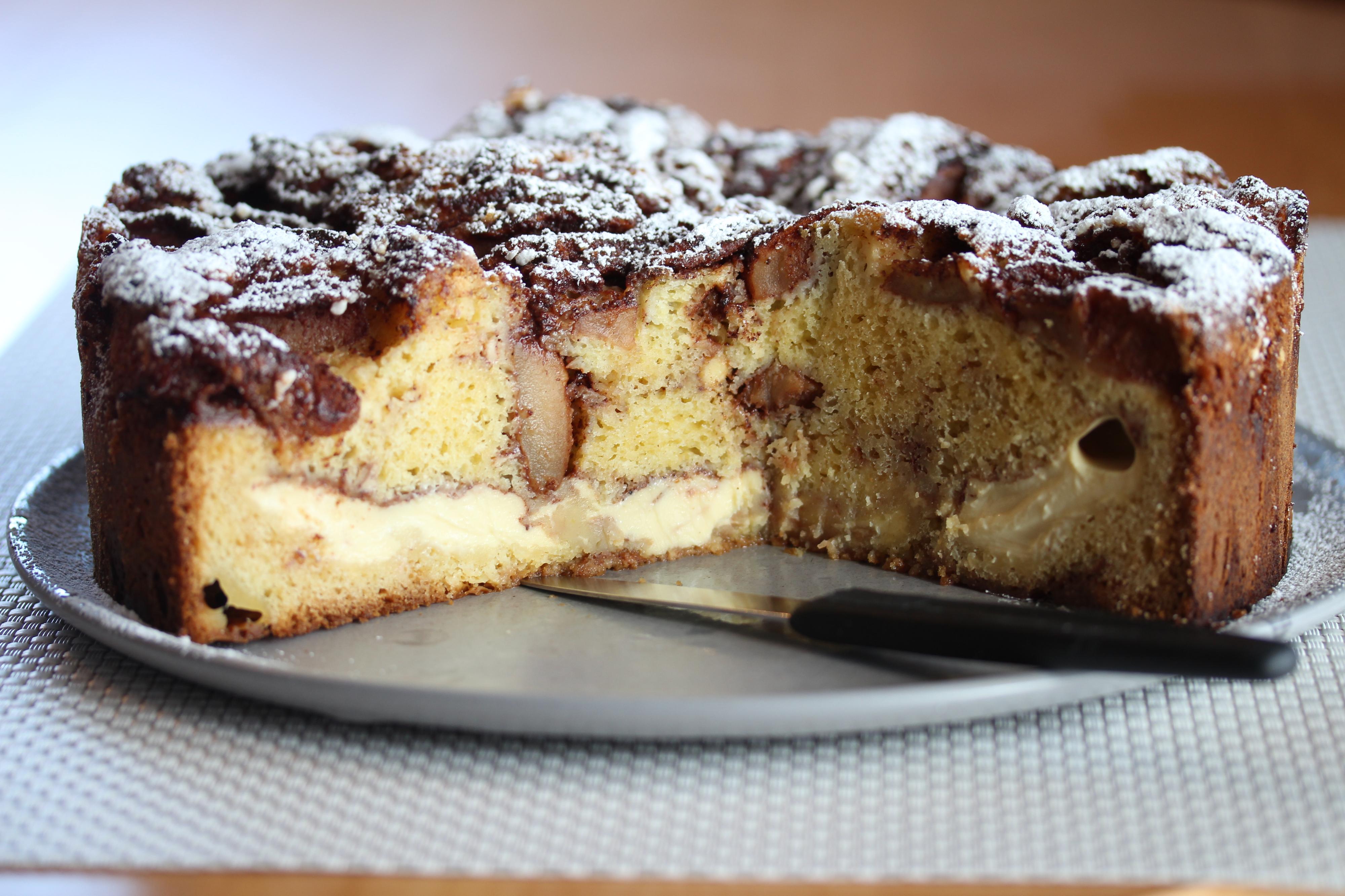 Stek kaken ved 180°C midt i ovnen til kaken er helt gjennomstekt, ca 60 – 70 minutter. Avkjøl kaken i formen før den løftes over på kakefat. Serveres lunken med vaniljeis!