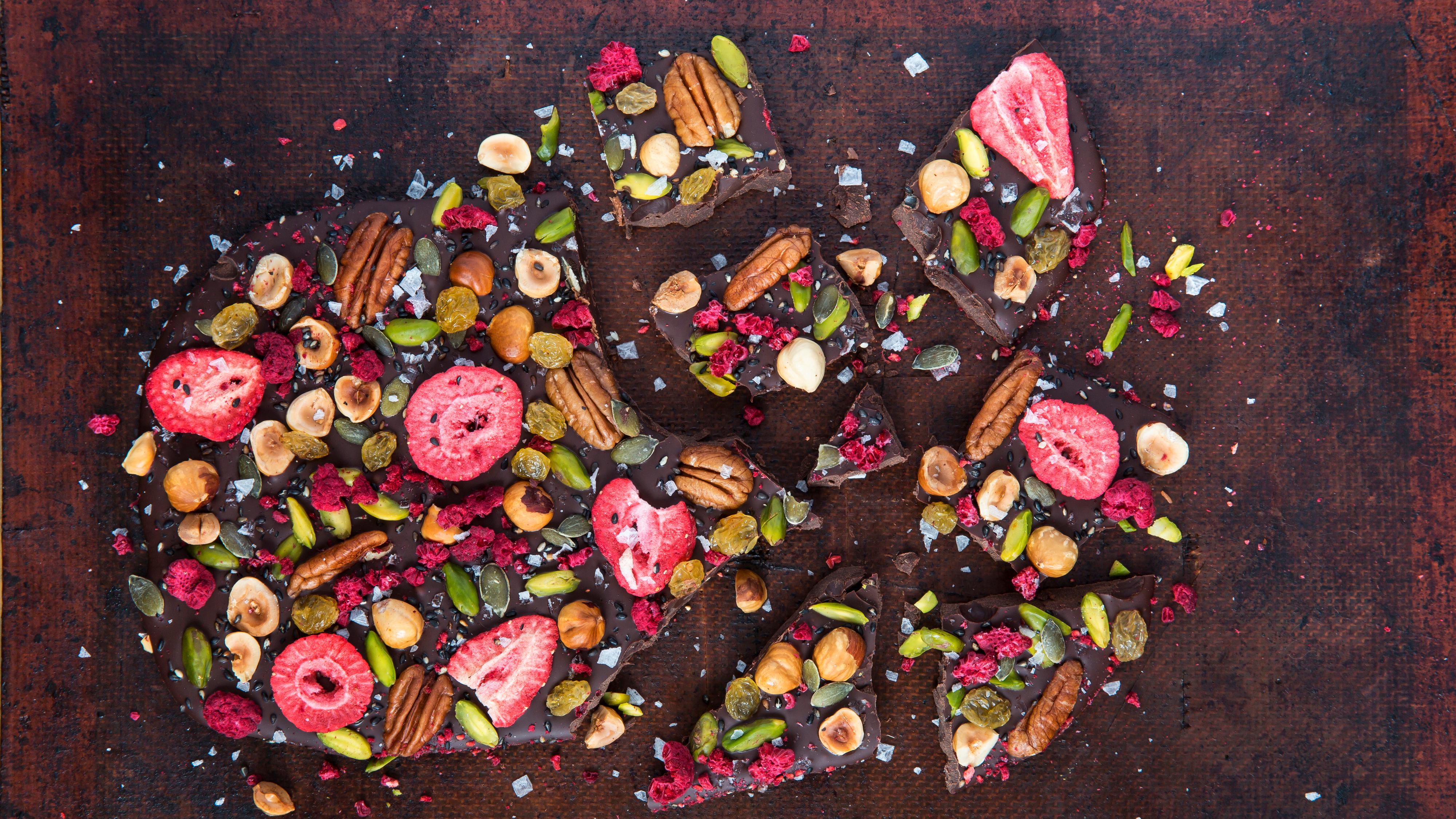 Fruktnøtt: Sjokolade med frukt og nøtter