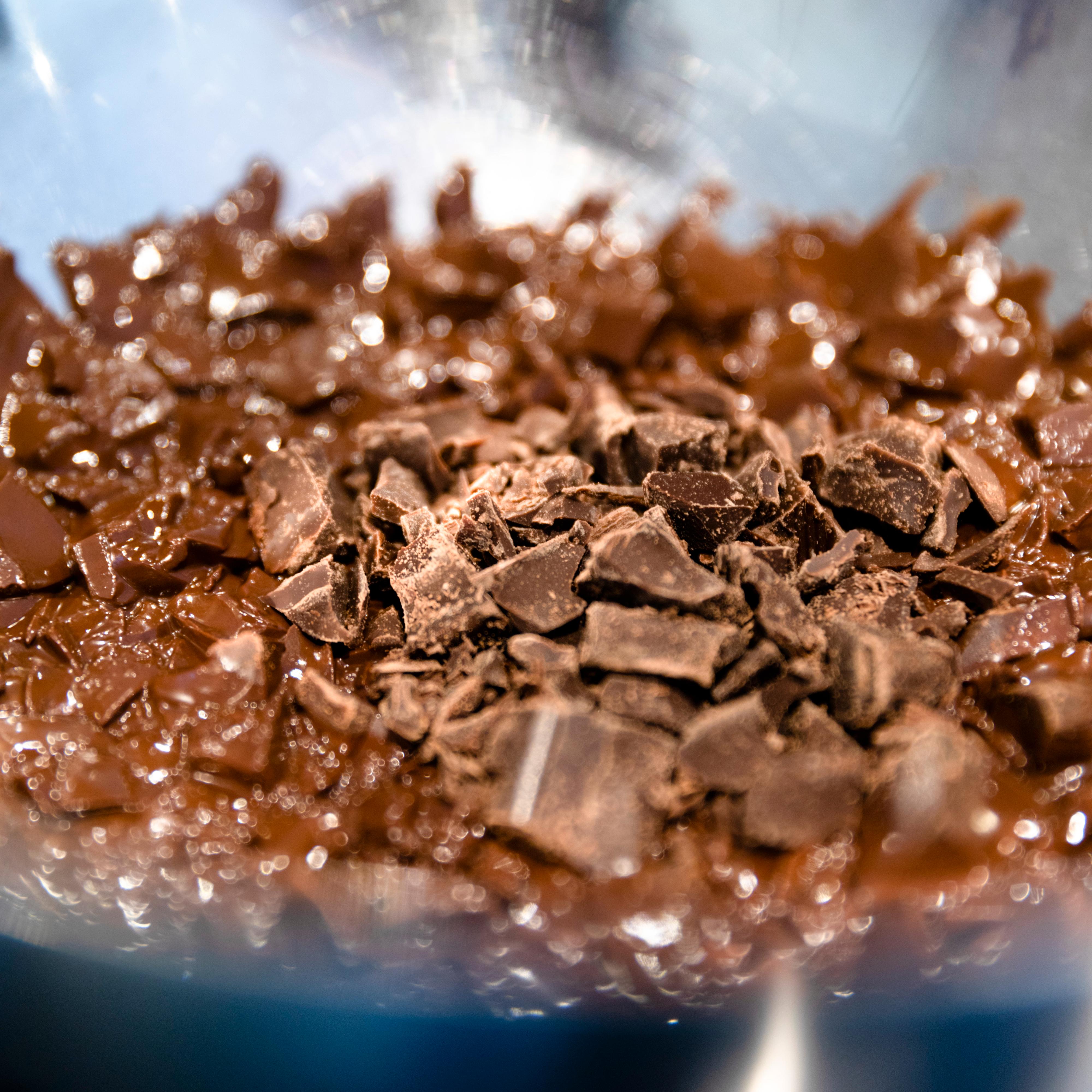 Finhakk sjokoladen og smelt den i en bolle over vannbad. Visp fløten til myk krem.