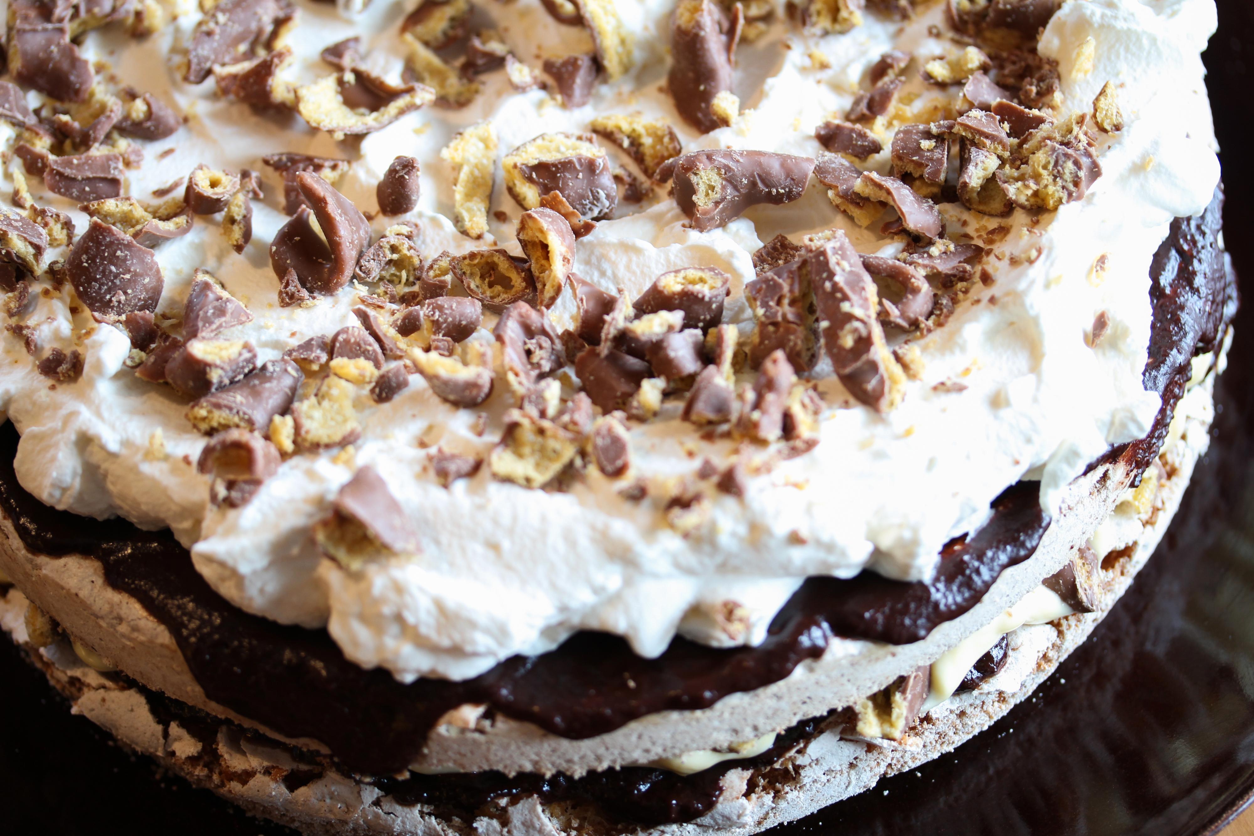 Pisk kremfløten til krem og fordel kremen på toppen av kaken. Pynt kaken med mer hakket Smash. 