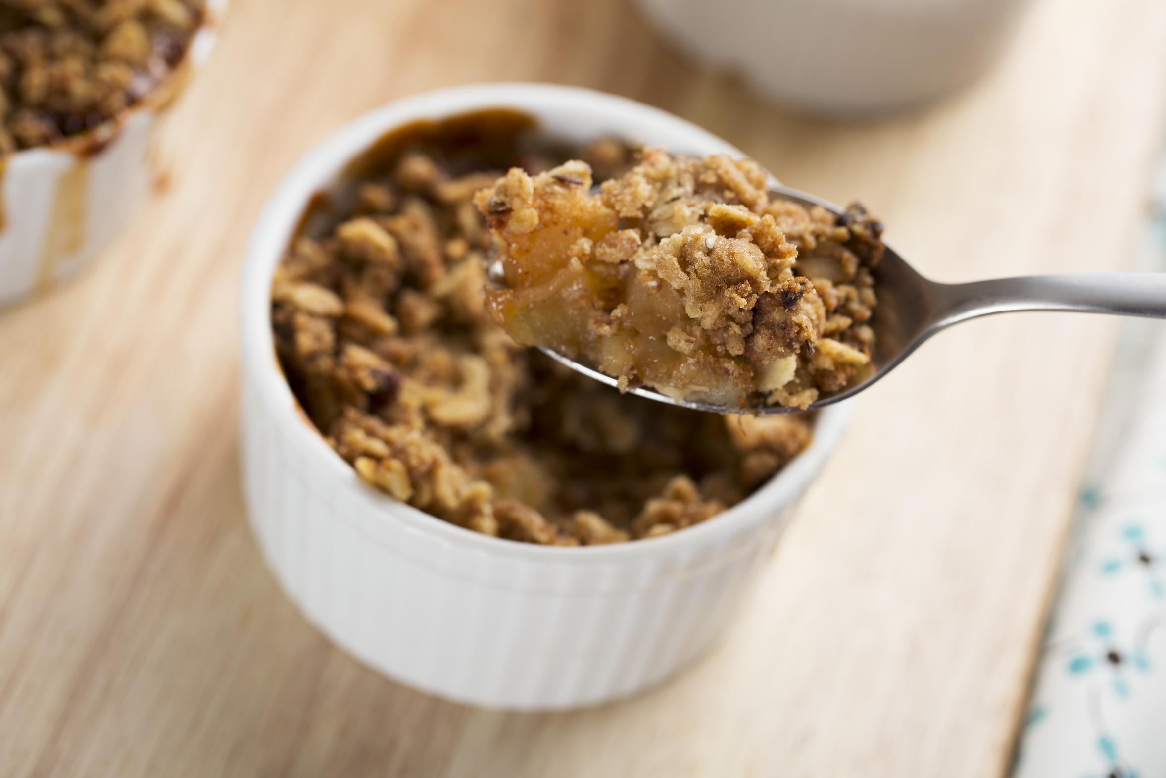 Apple crumble i liten, rund, hvit ildfast form