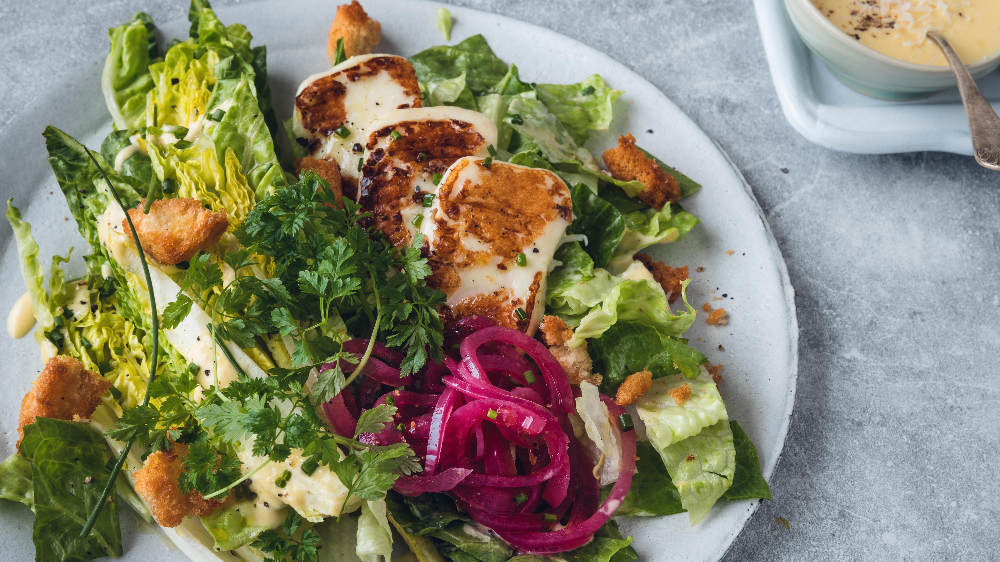 Cæsarsalat med halloumi og syltet rødløk